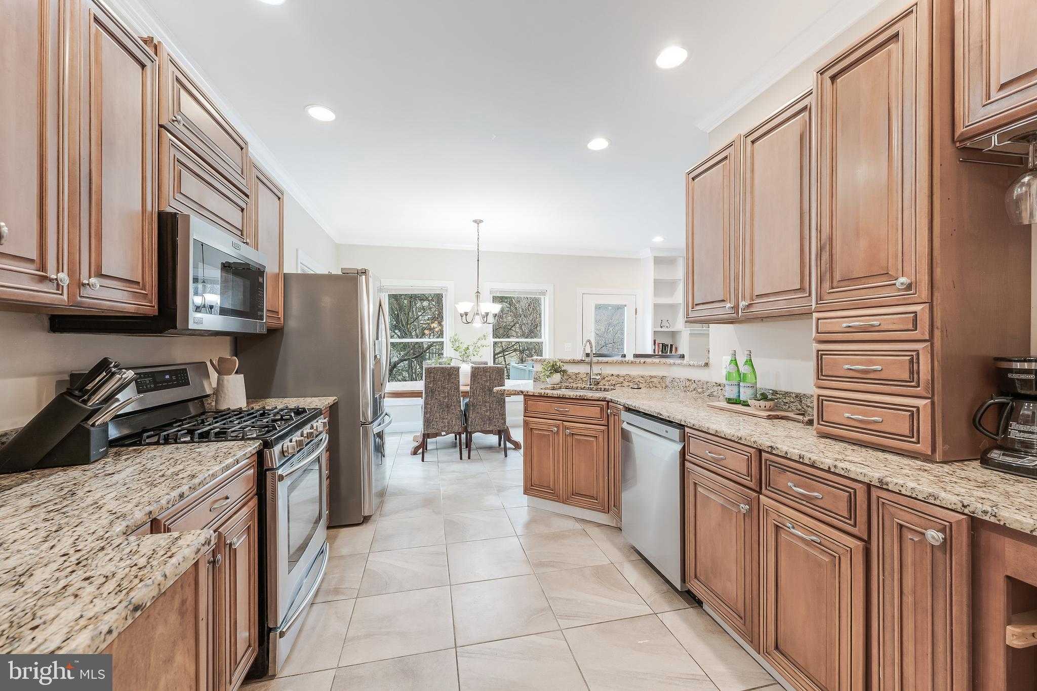 5703 Chapin Ave photo 9