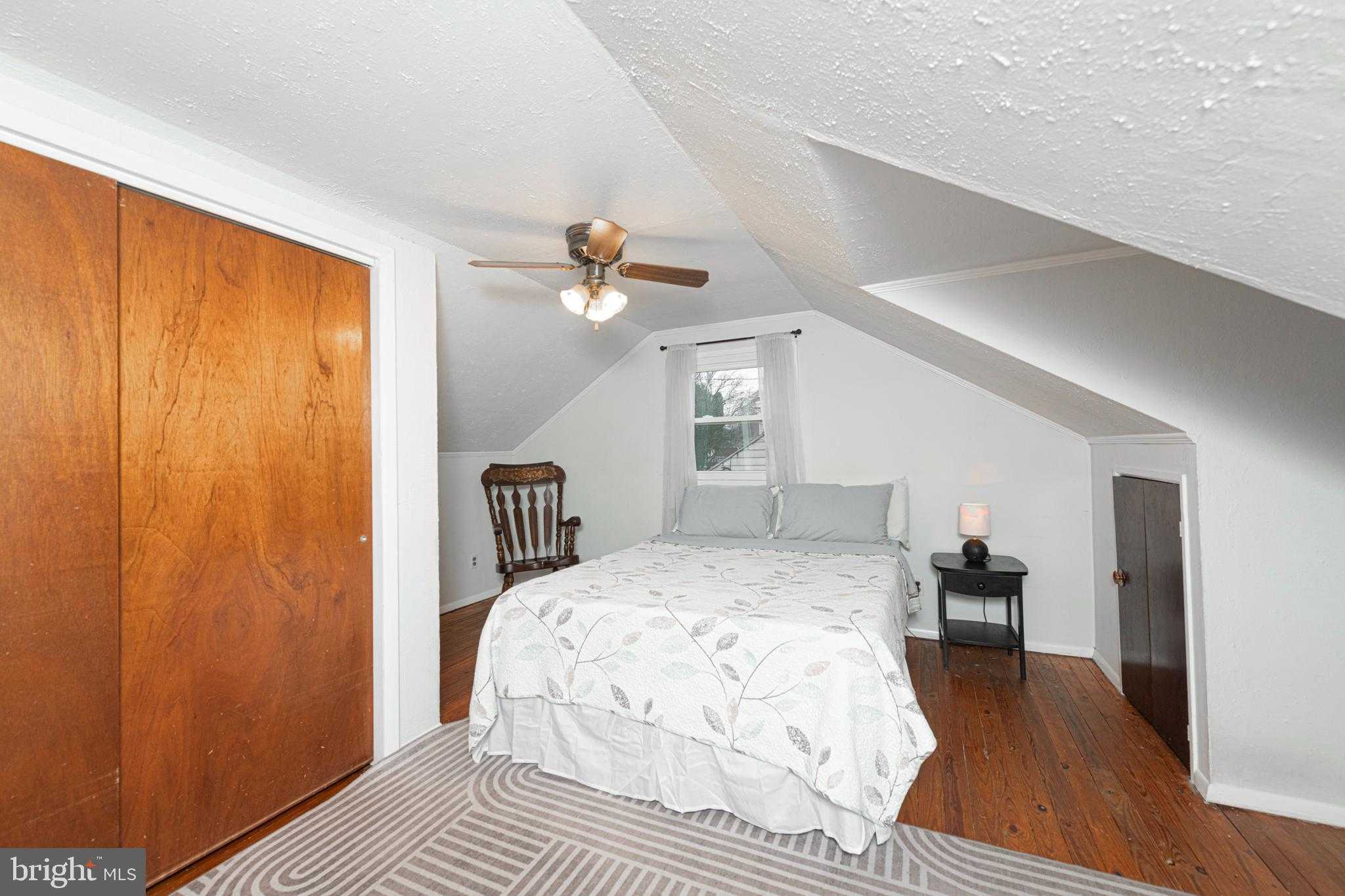 654 Mervine St photo 18