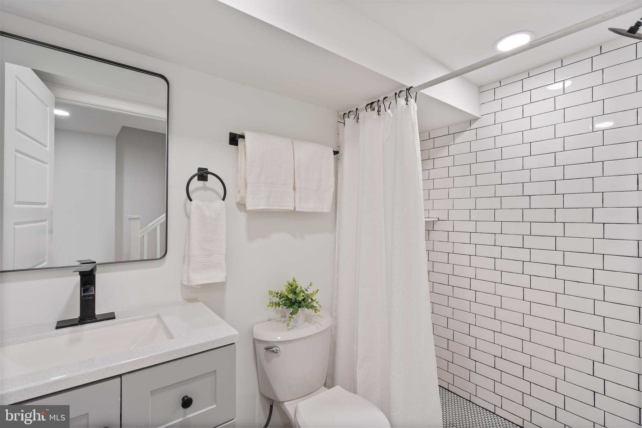 1352 Andre St photo 20