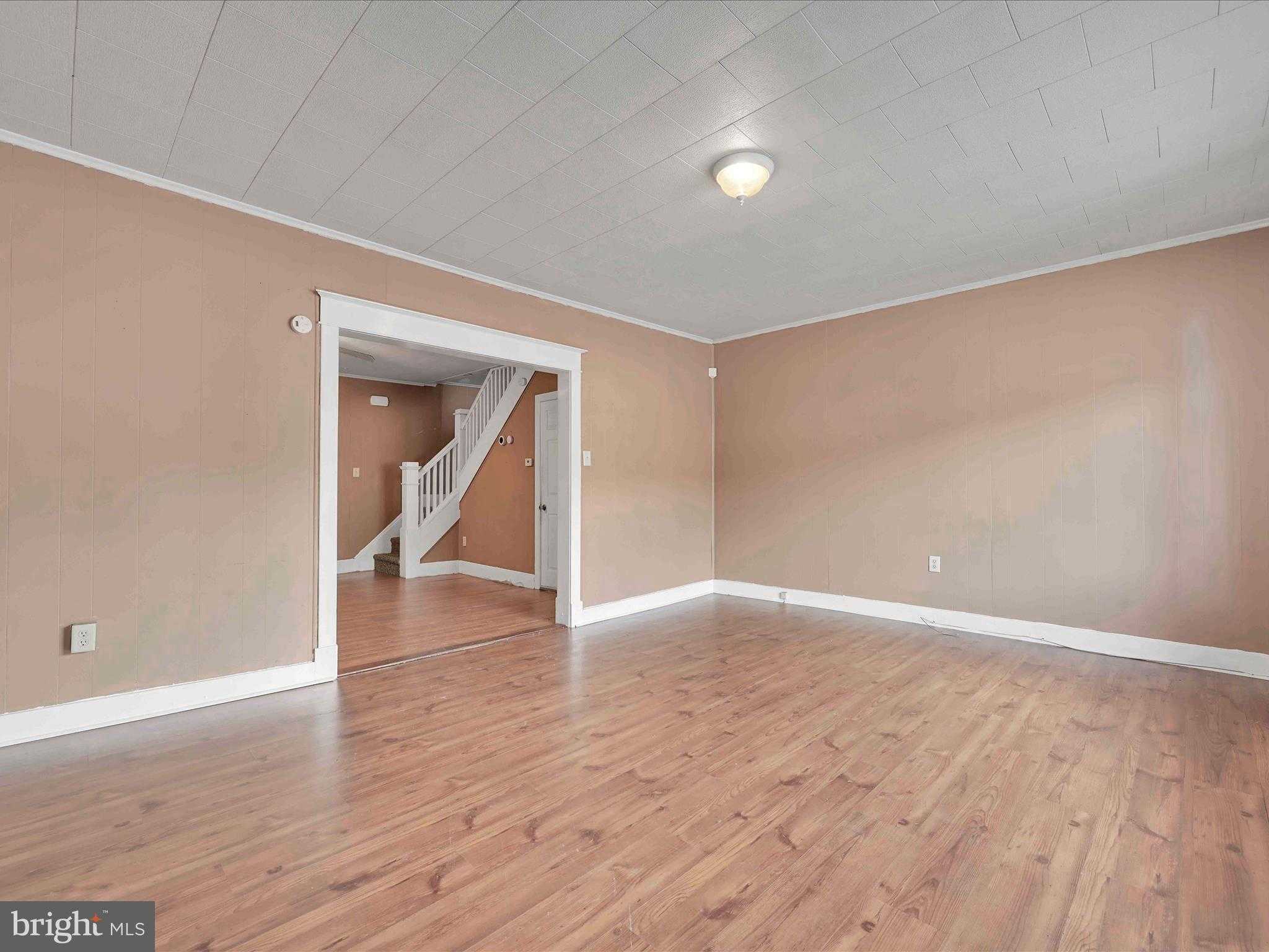 241 Peacock St photo 4