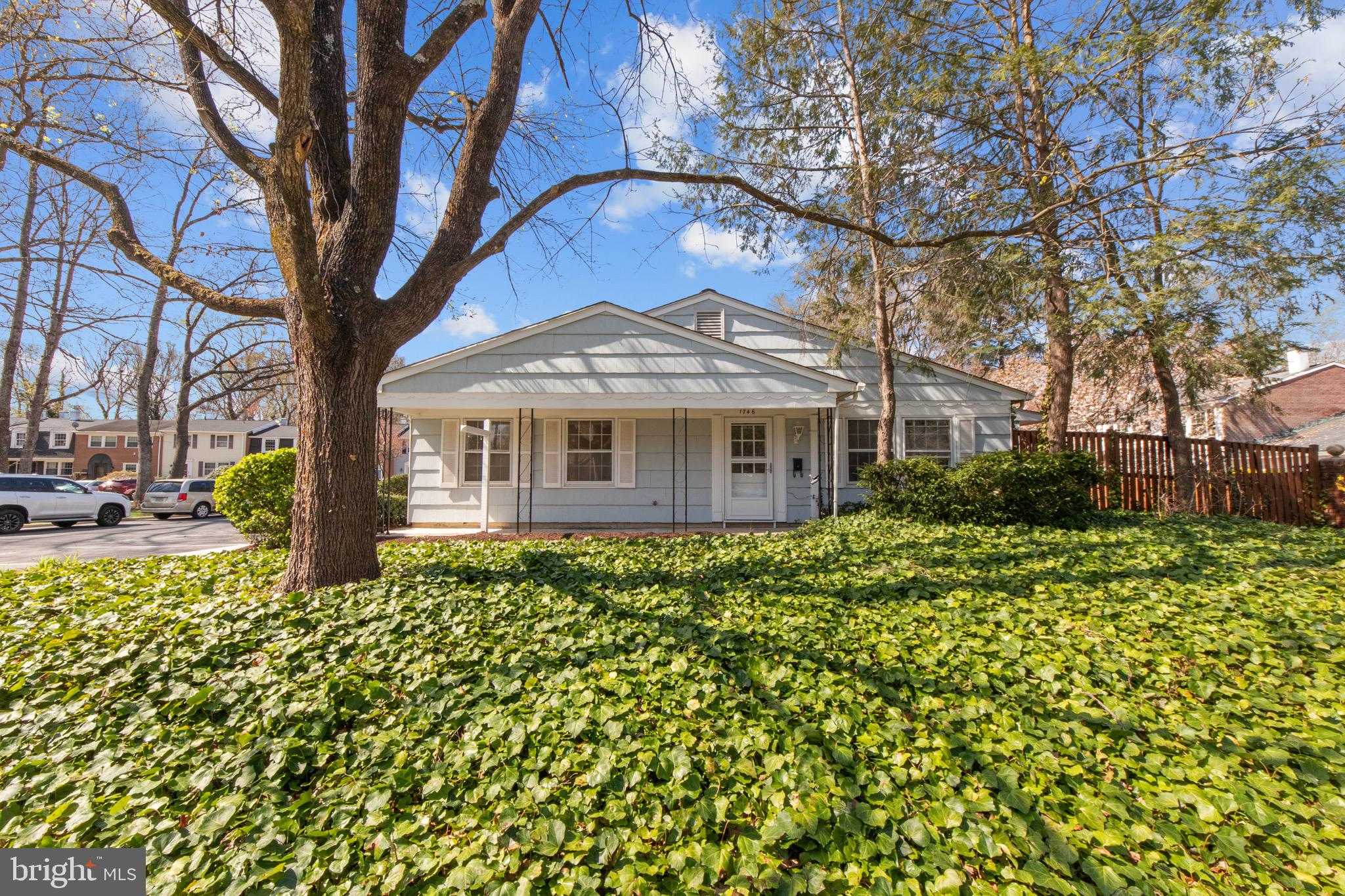 1746 Waldorf CT photo 2