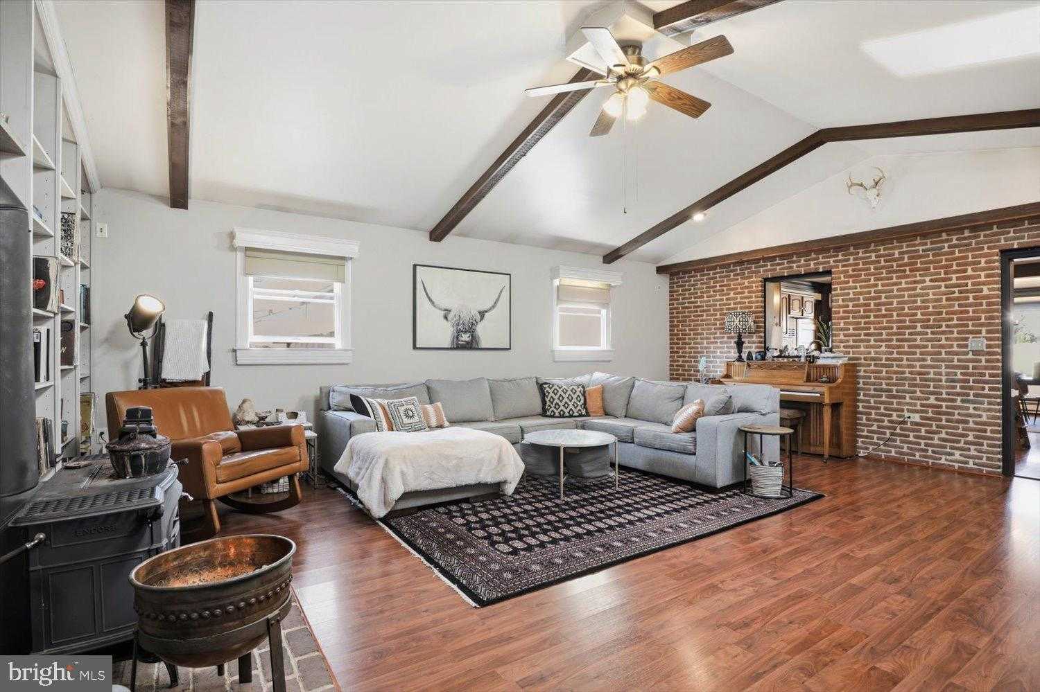 1424 E Newport Rd photo 2