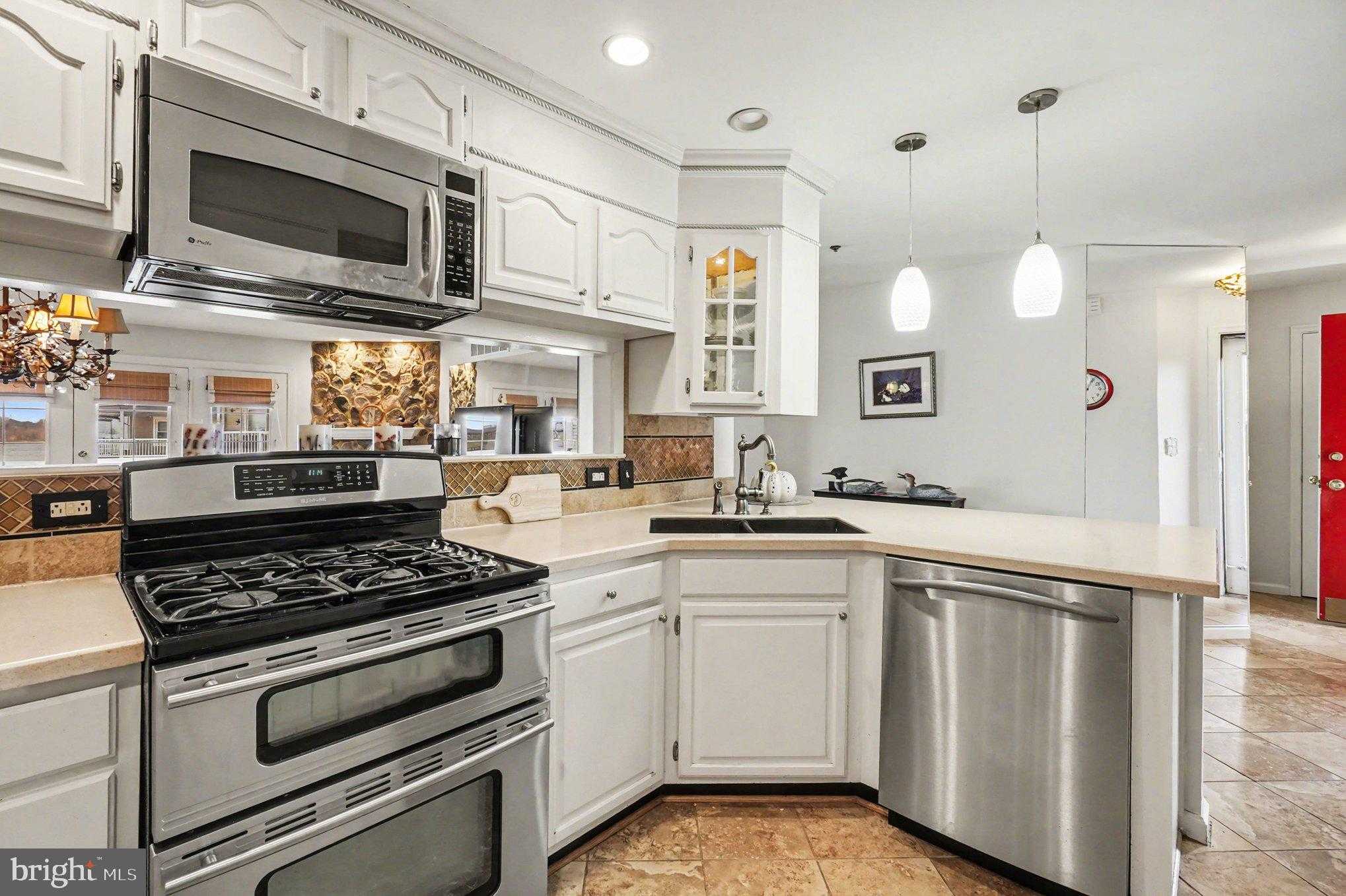 201 Seneca Ave photo 10