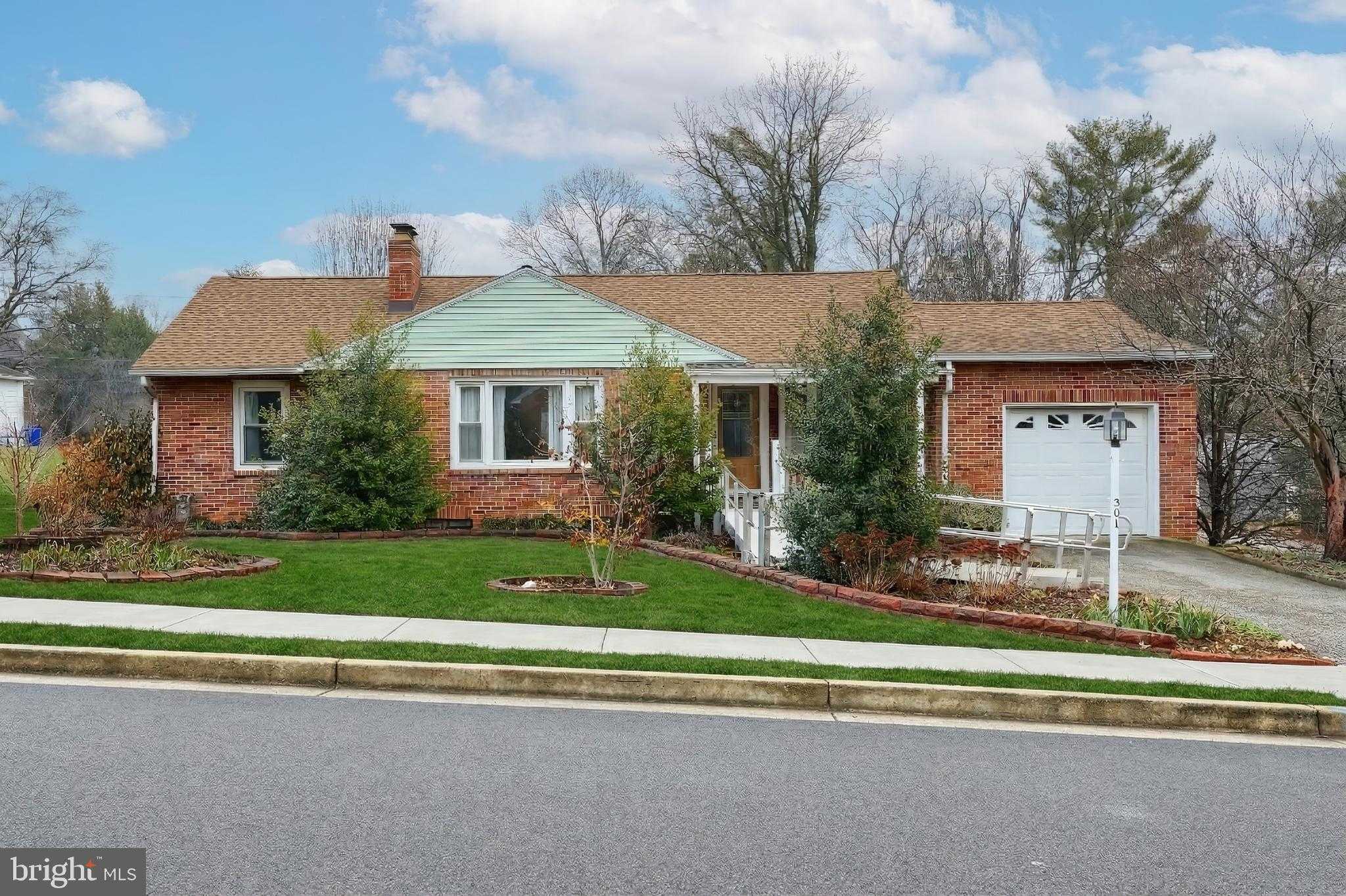 301 N Forrest St photo 2