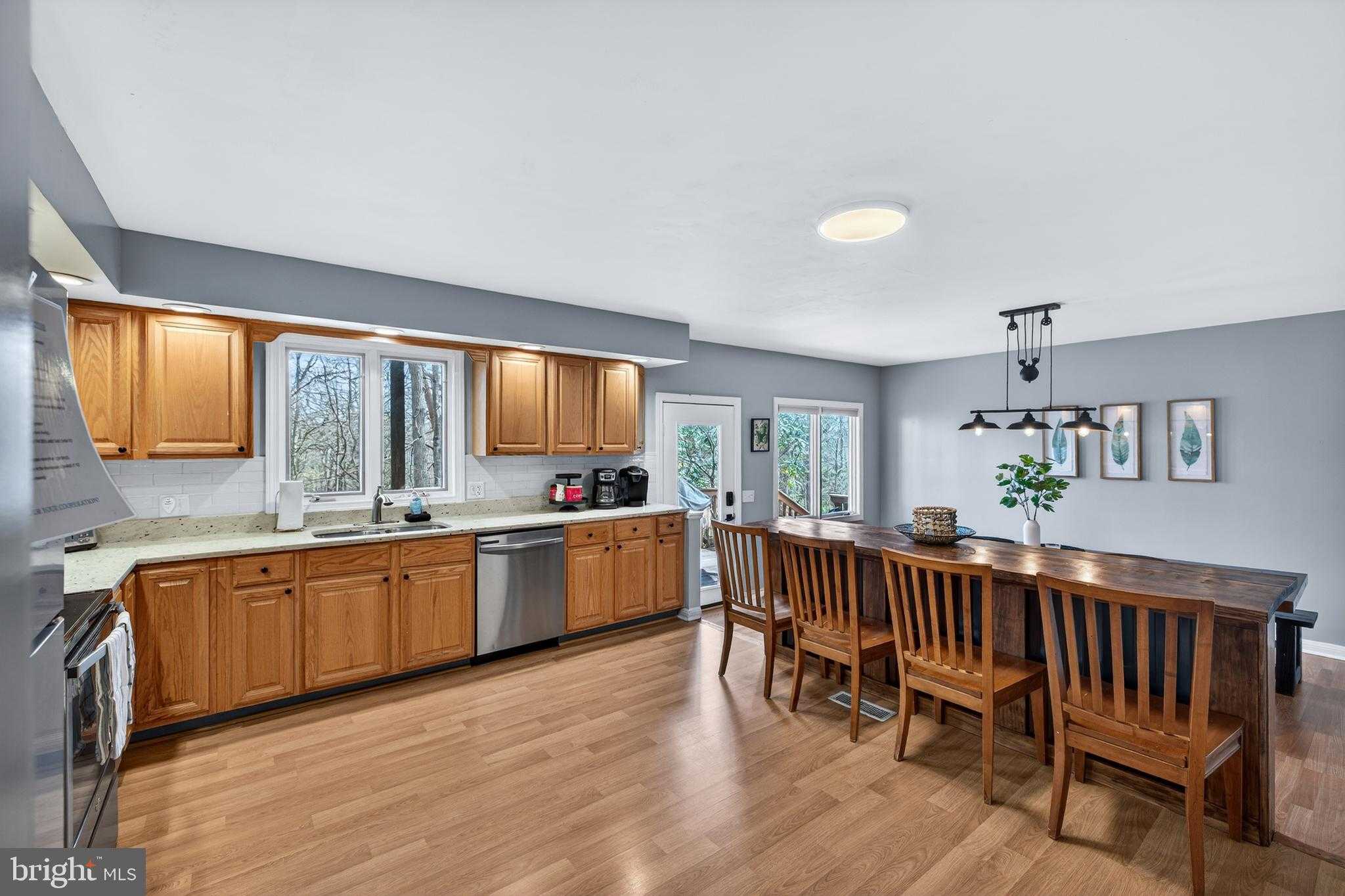 3229 Hopkins Dr photo 4