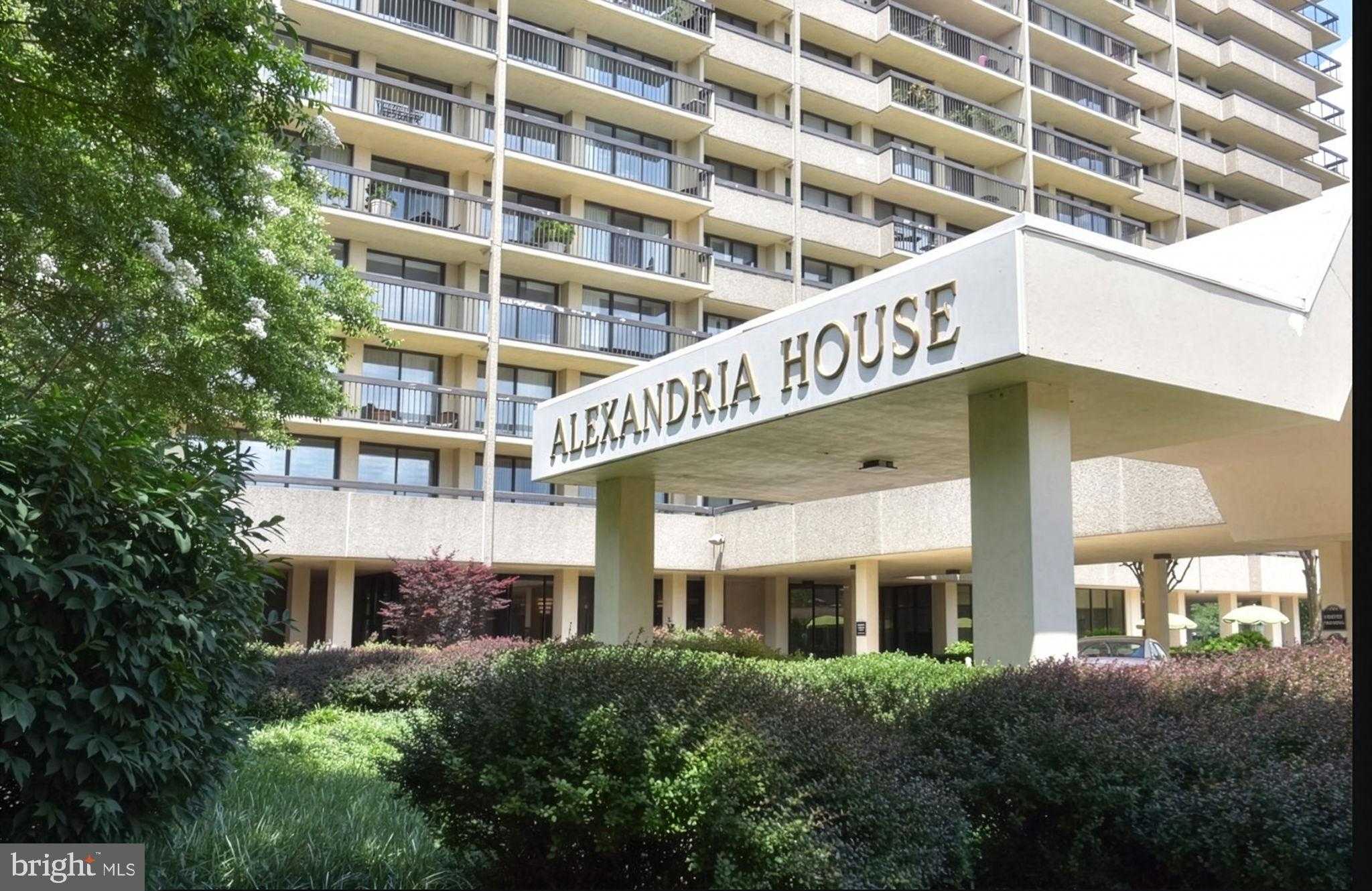 400 Madison St Apt 1810 photo 2