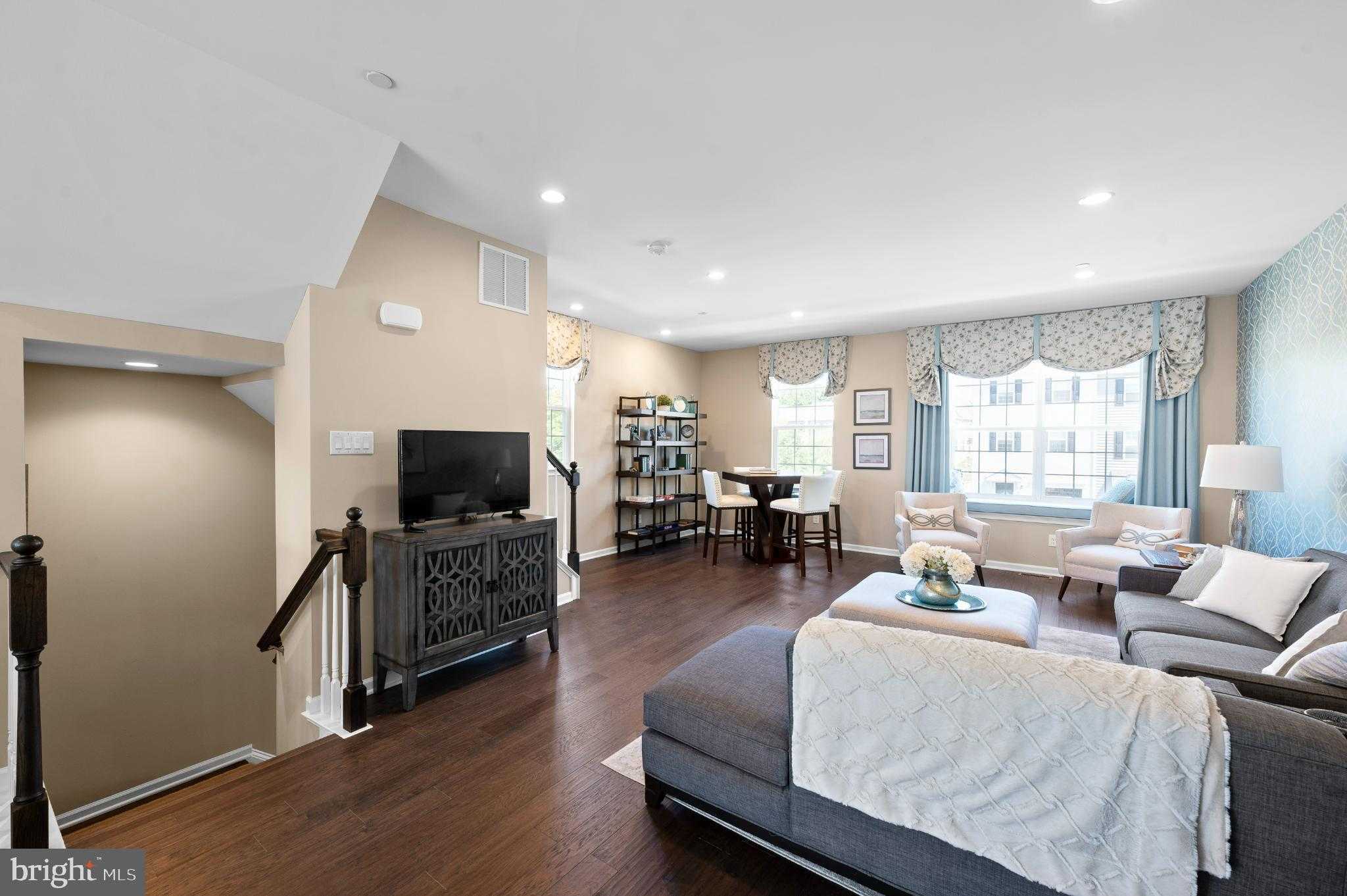 304 E Sawyer Ct photo 7