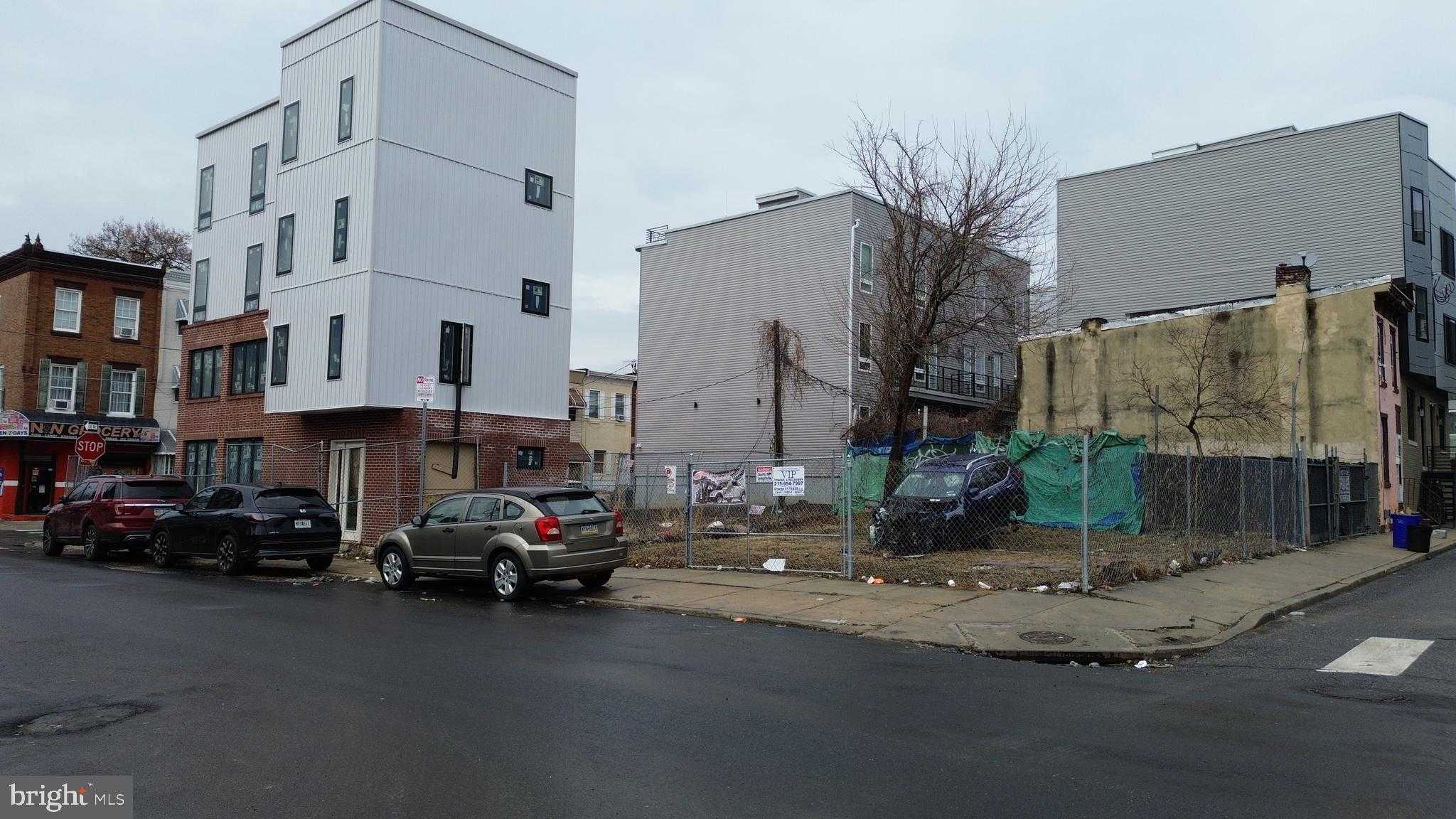 2400 N Mutter St photo 2