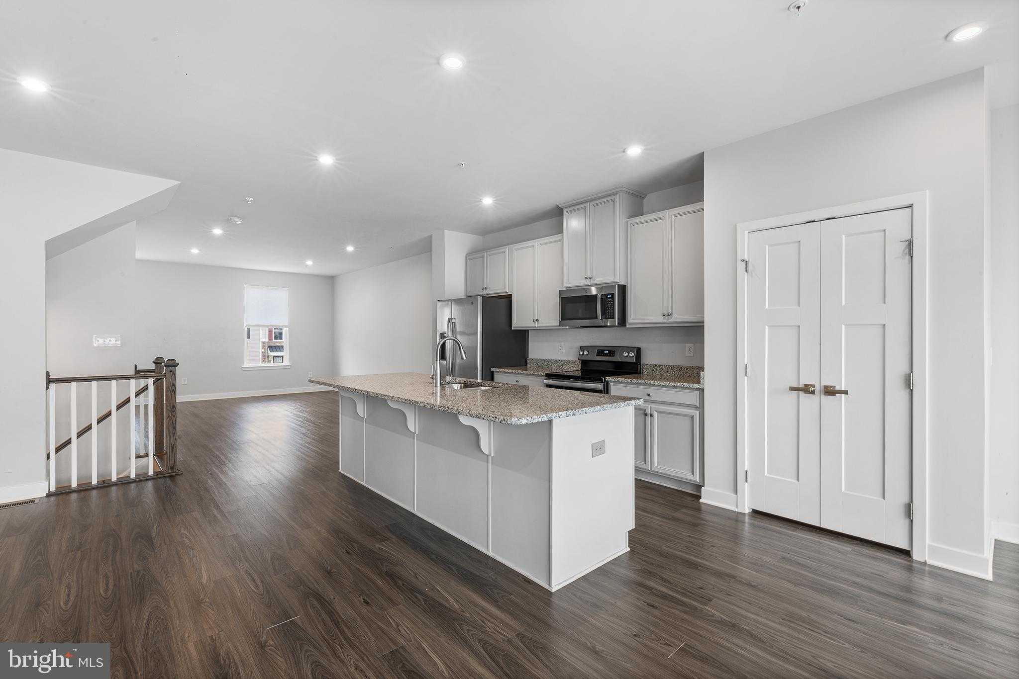 612 Holywell Dr photo 12