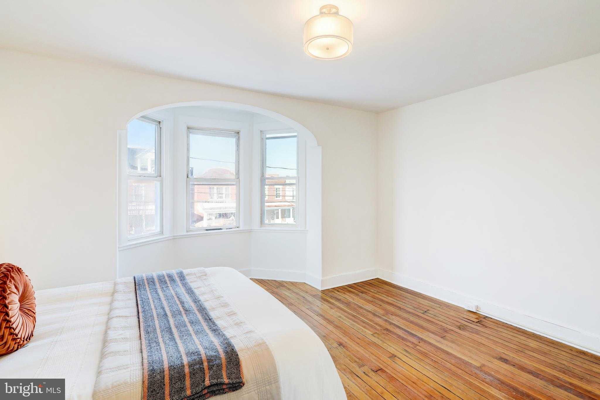 218 E Ross St photo 33