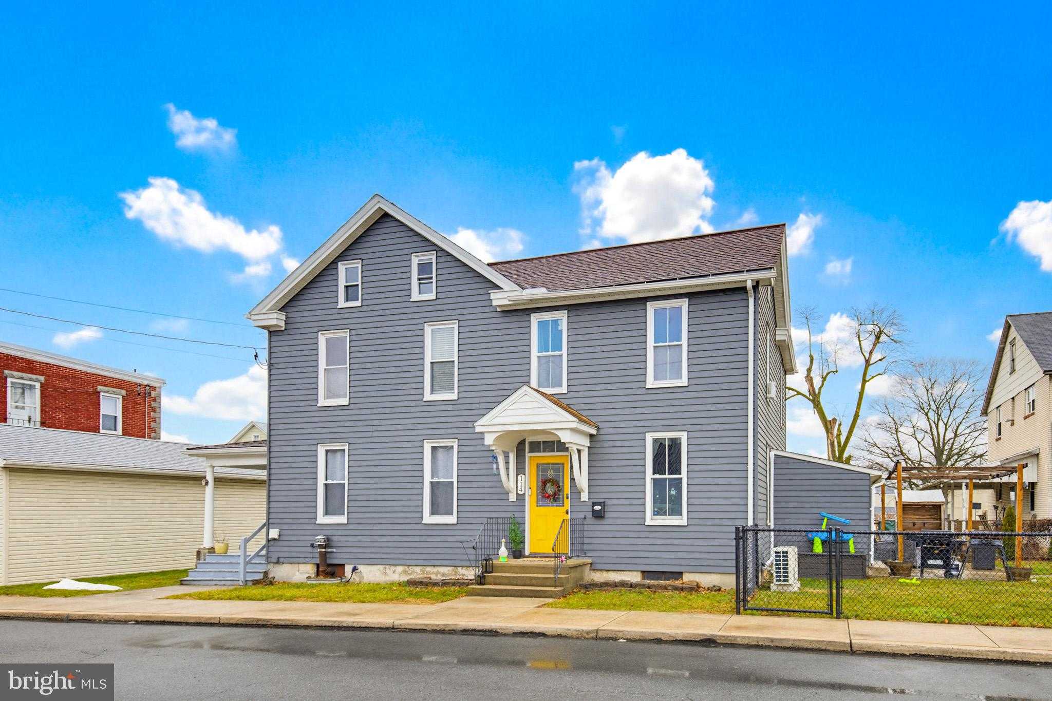 114 N Market Ave photo 2