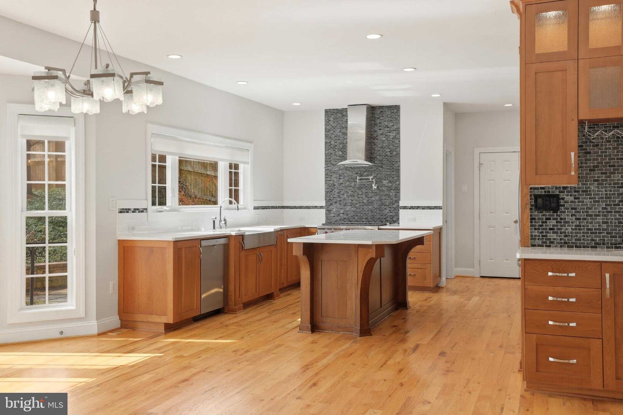 413 Montgomery CT photo 8