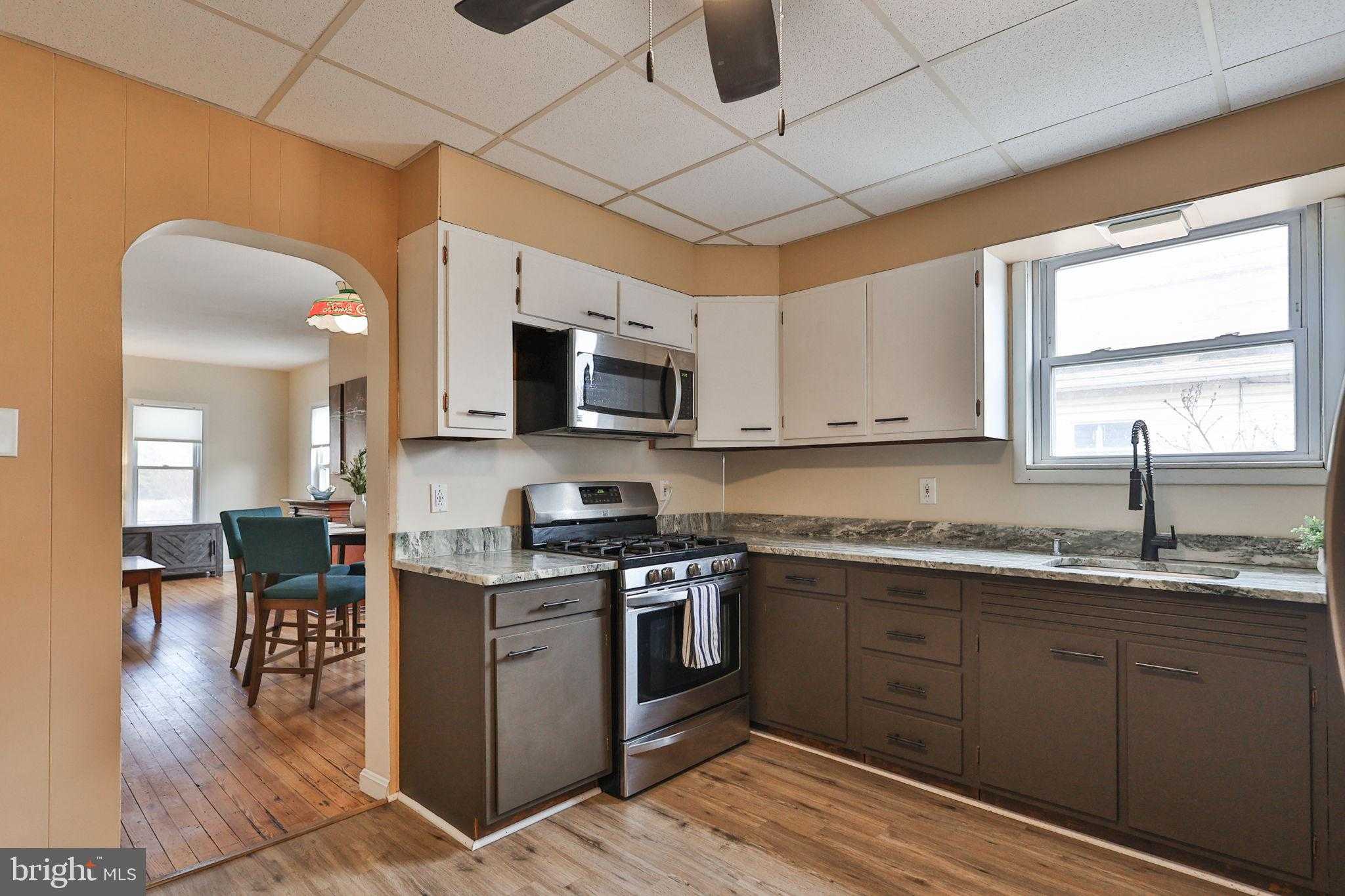 2045 Kenmore Ave photo 17