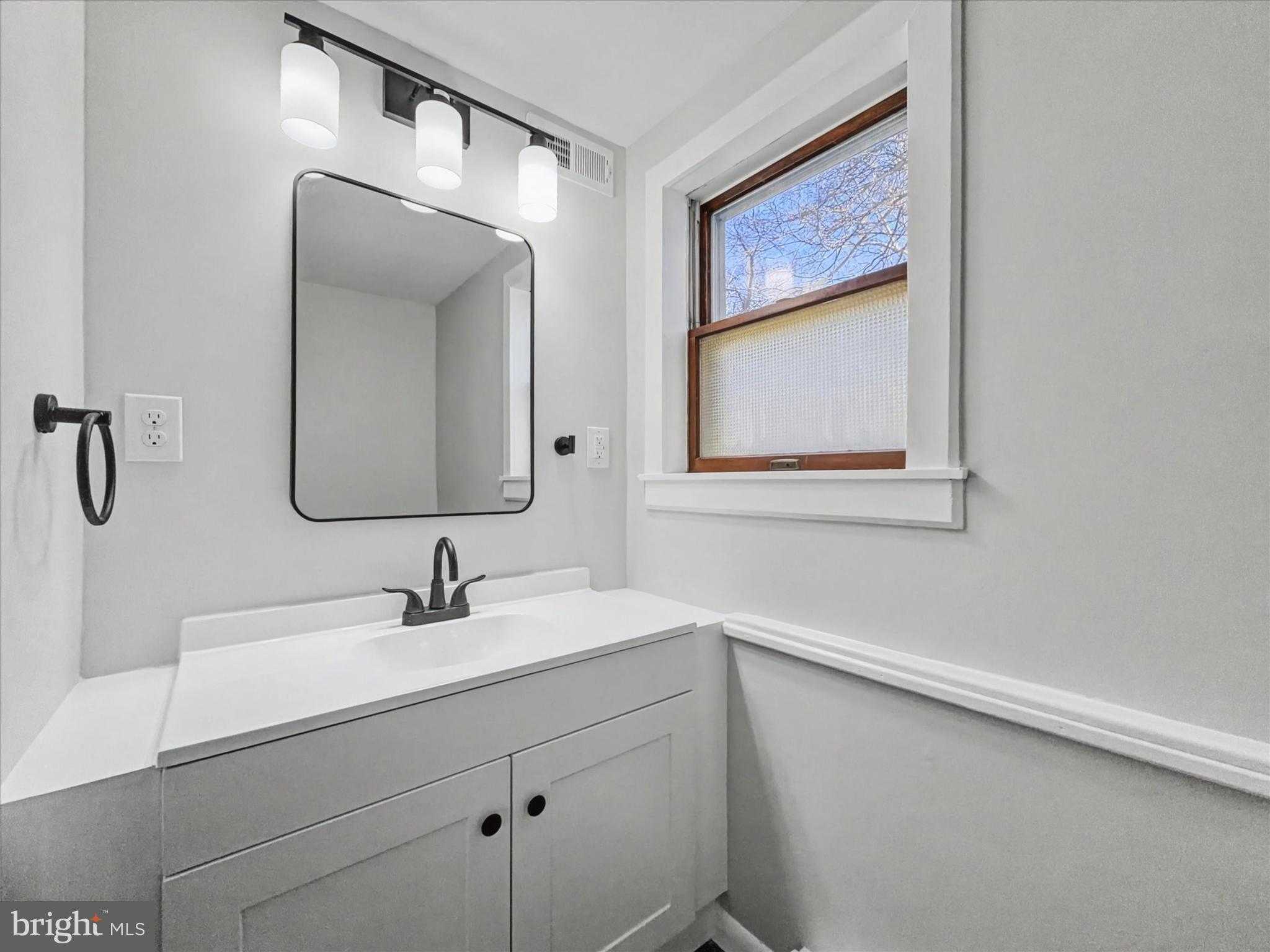 303 York Rd photo 15