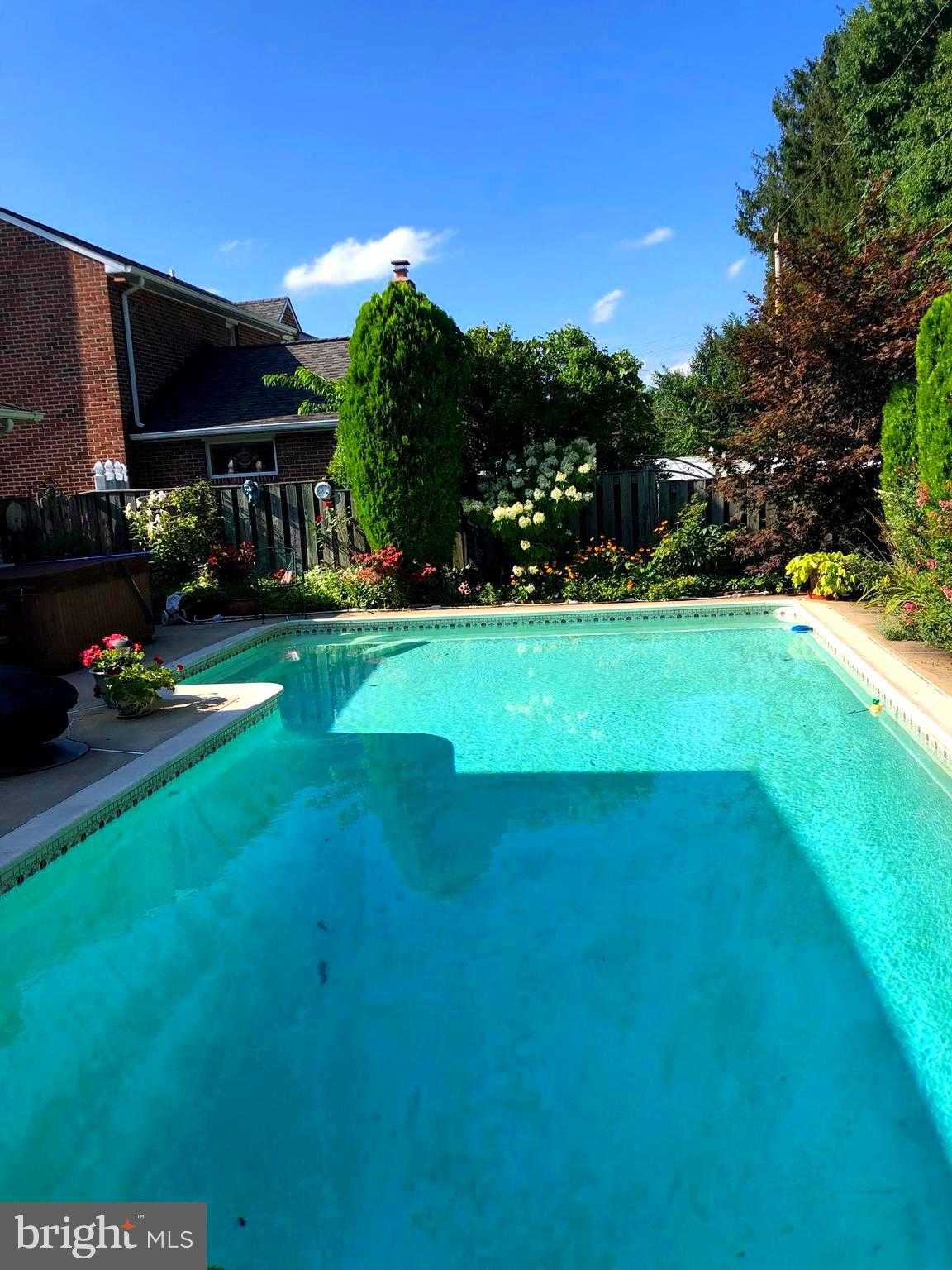 9221 Greenhouse Cir photo 2