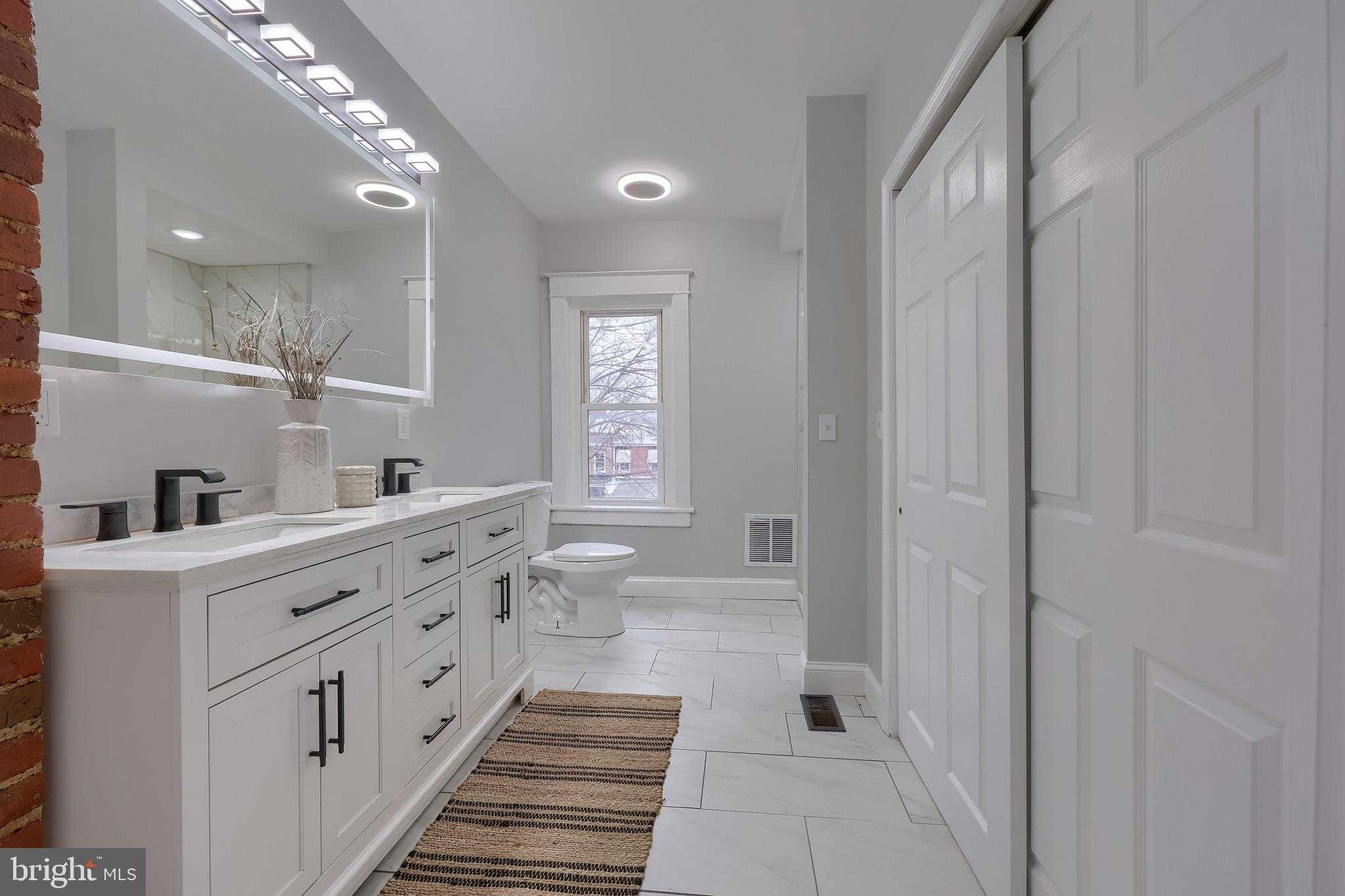 627 E Madison St photo 17