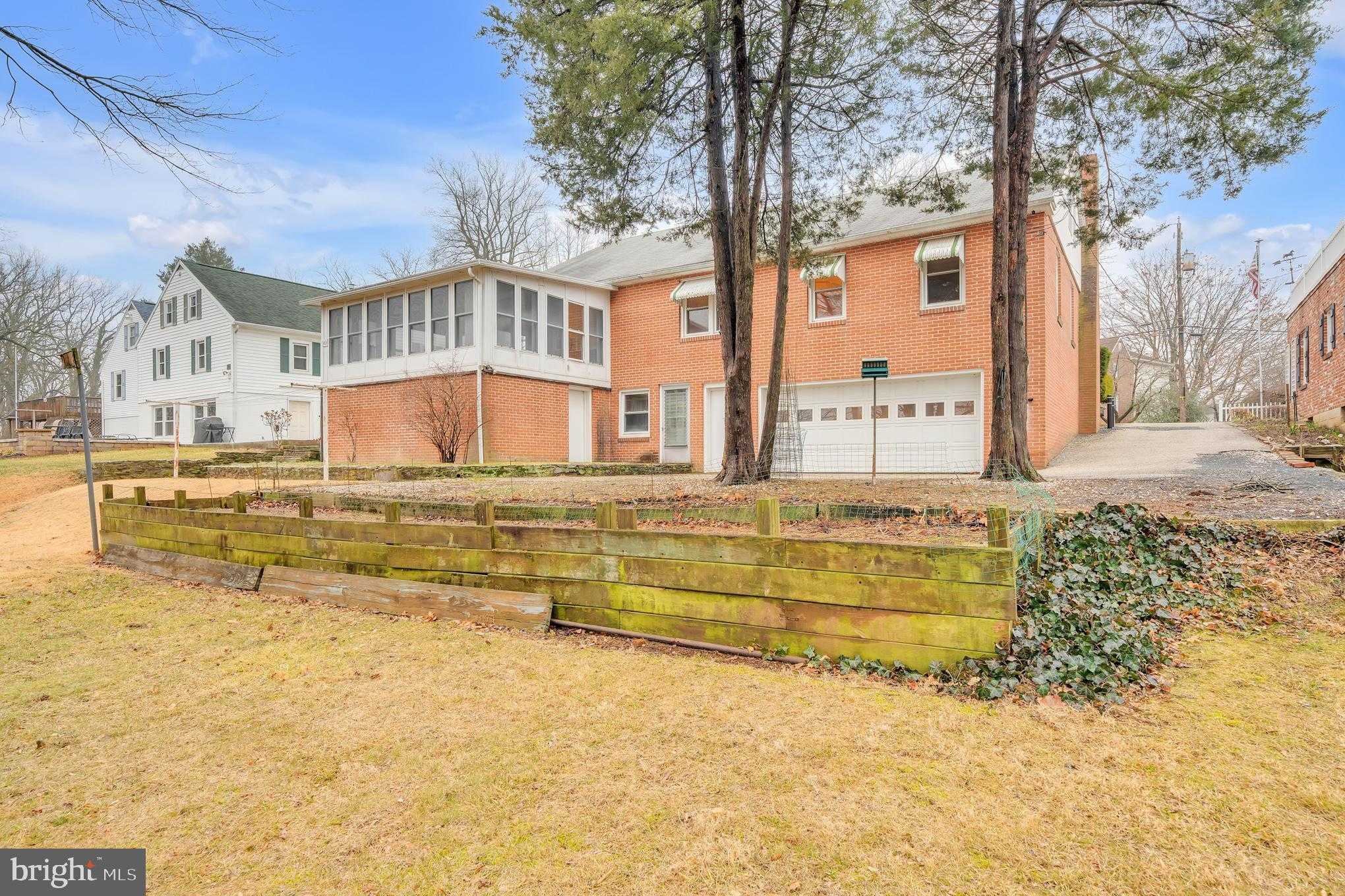 542 Hillcrest Pl photo 4