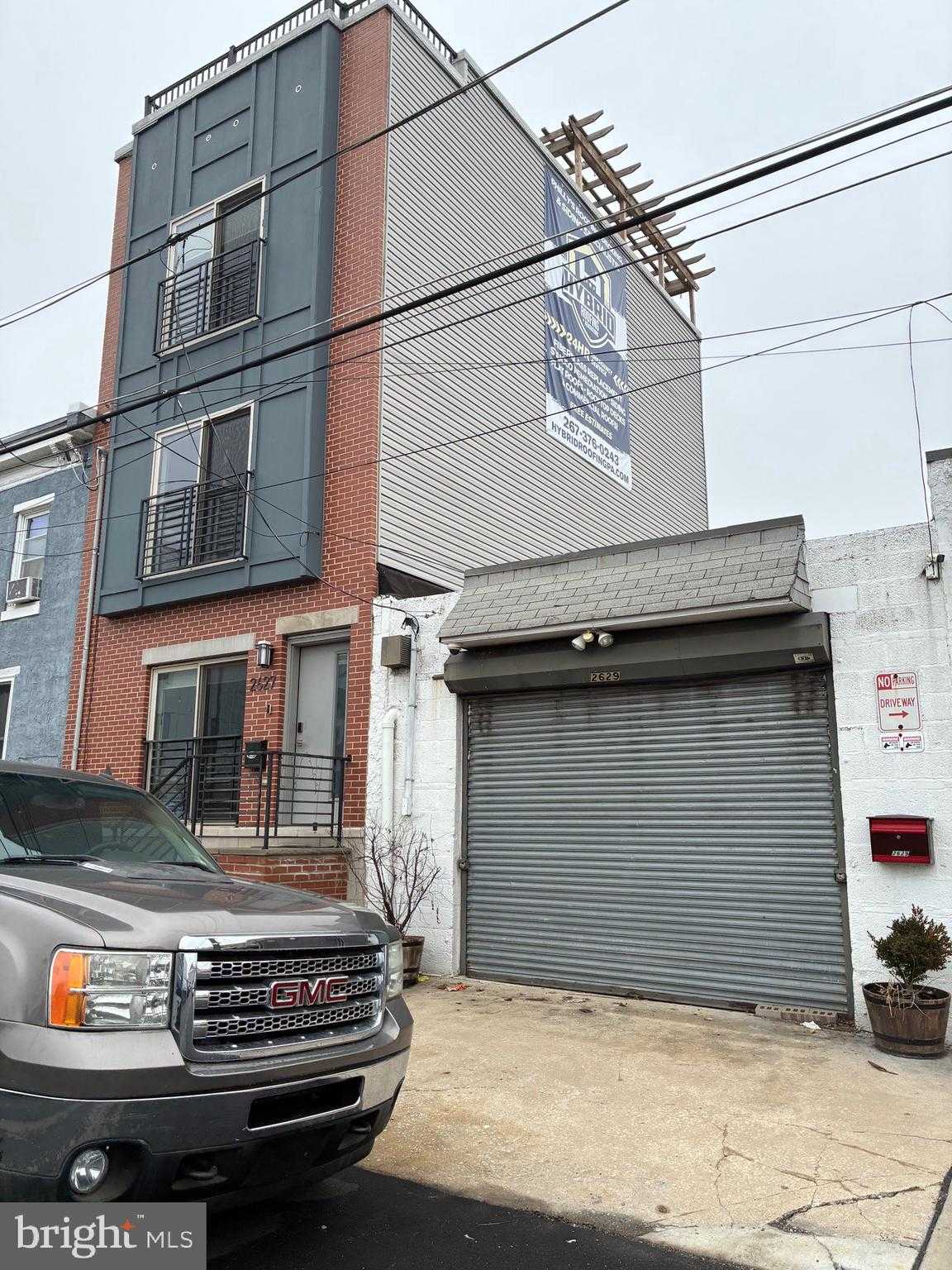 2629 E Hagert St photo 2