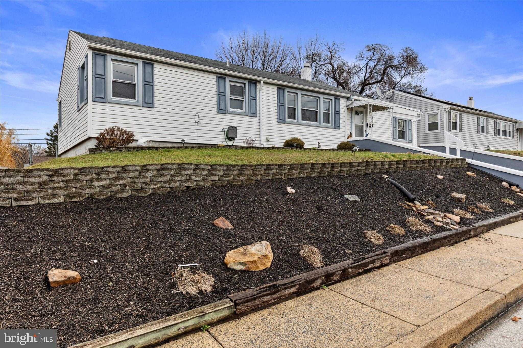 504 N Enola Dr photo 2