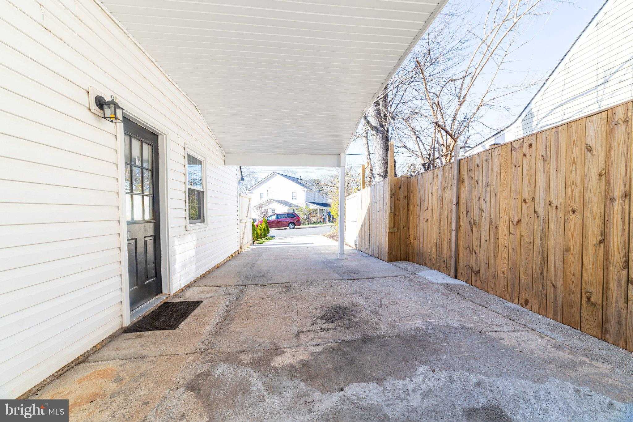 115 Travis St photo 36