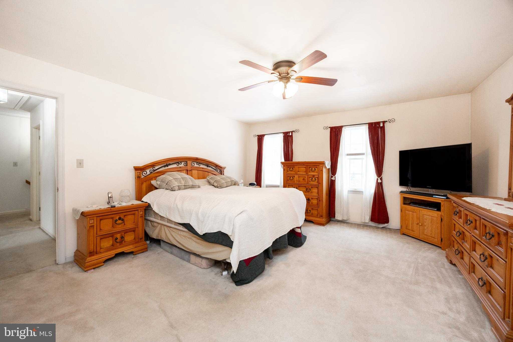 1537 Meadowview Dr photo 11