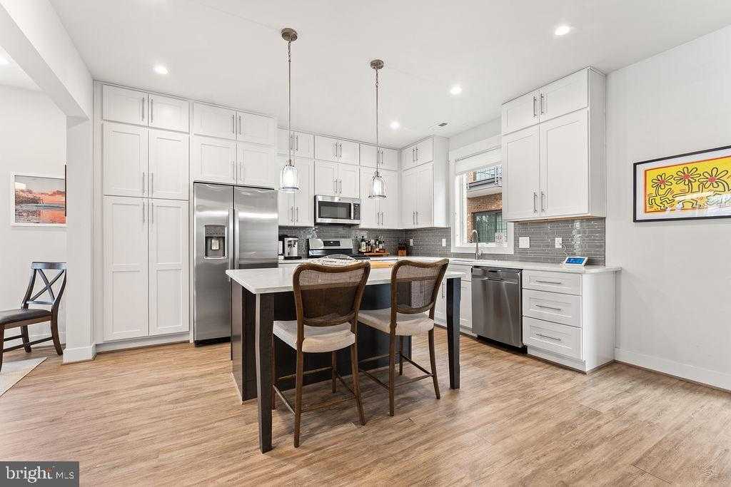 313 Charles St photo 17