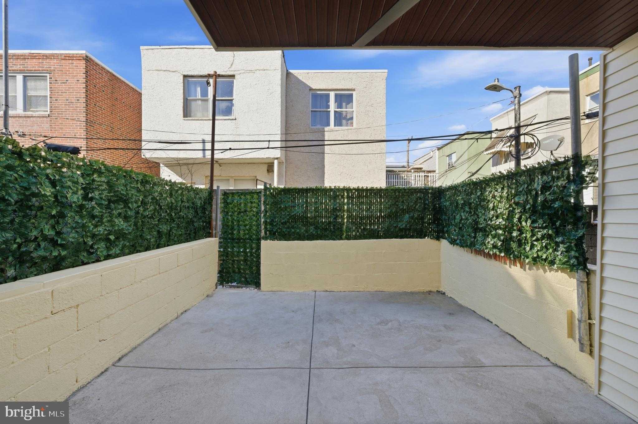 1011 Emily St photo 32