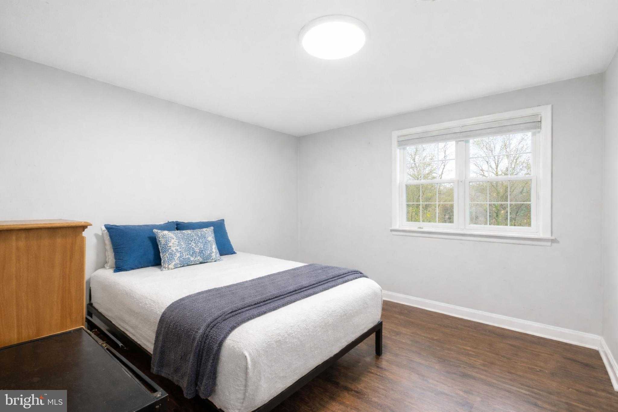 221 Broad Ave photo 5