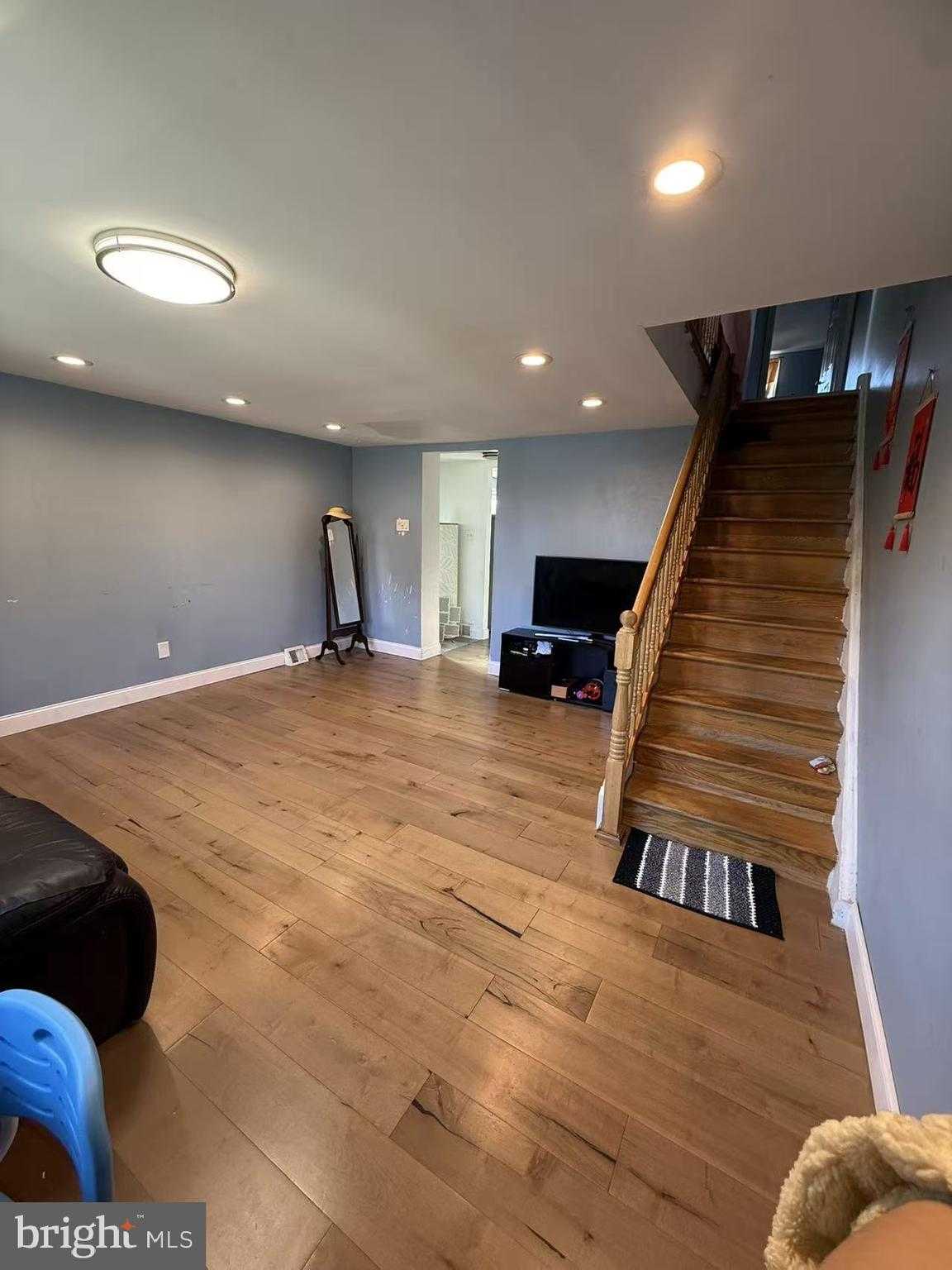 2751 Tolbut St photo 4