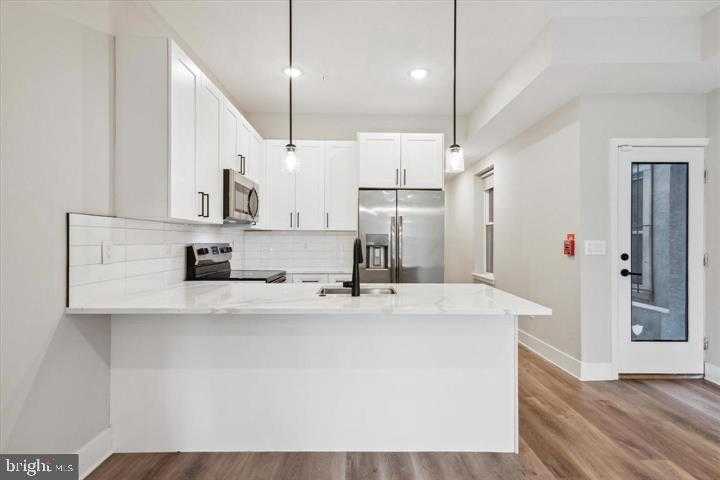 2017 N College Ave photo 4