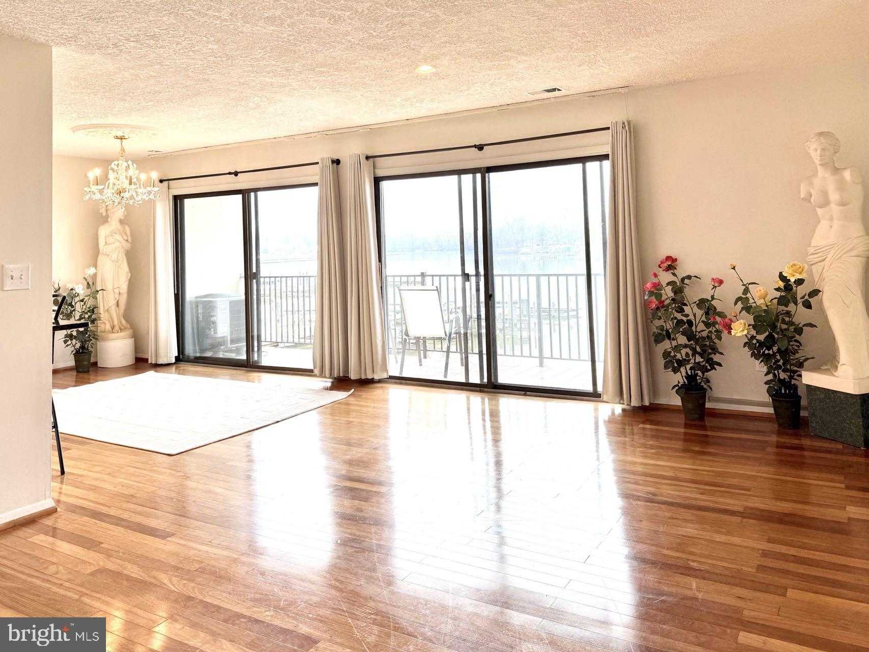 532 Riviera Dr photo 3