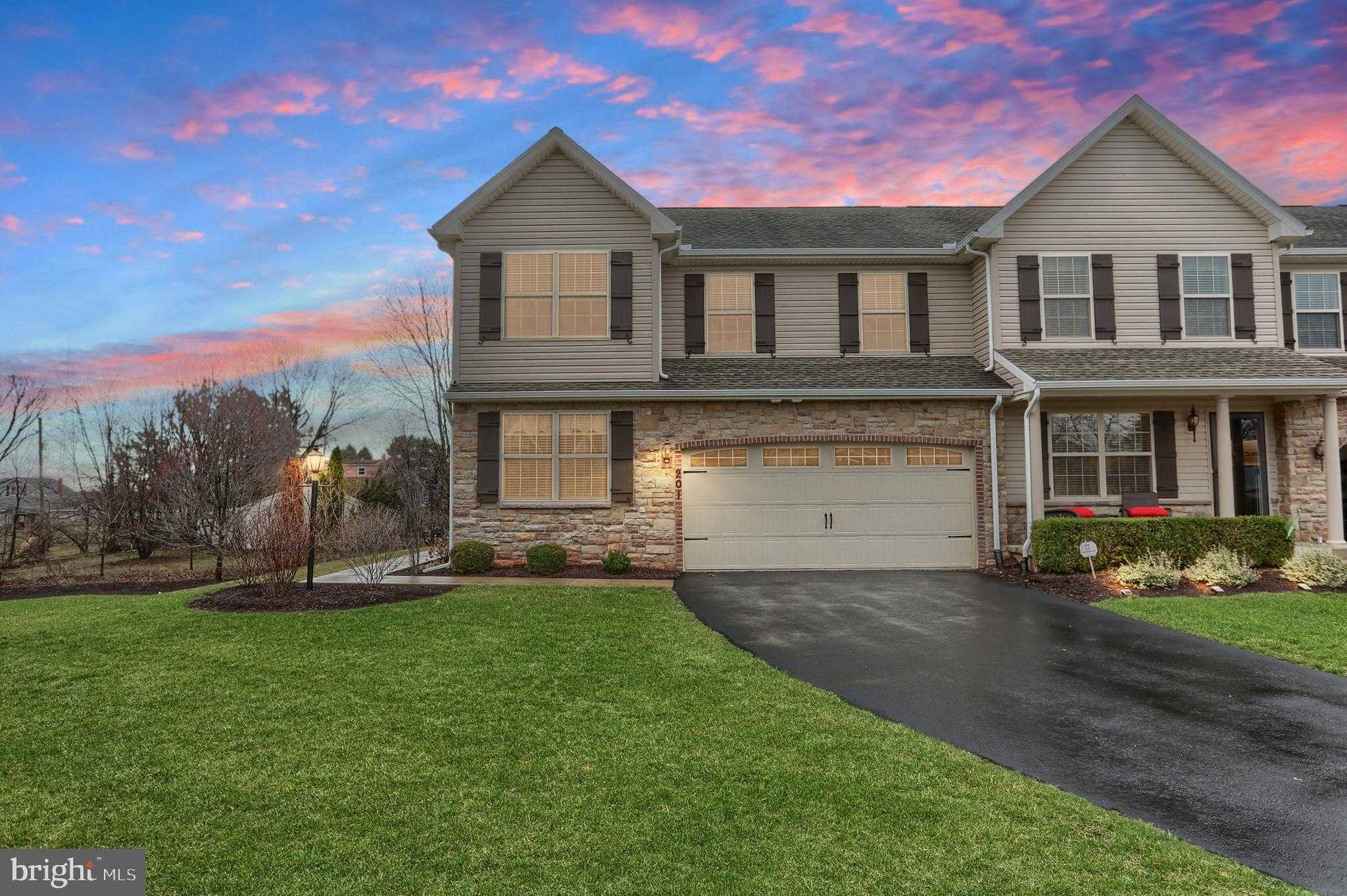 201 Tiverton Ln photo 2