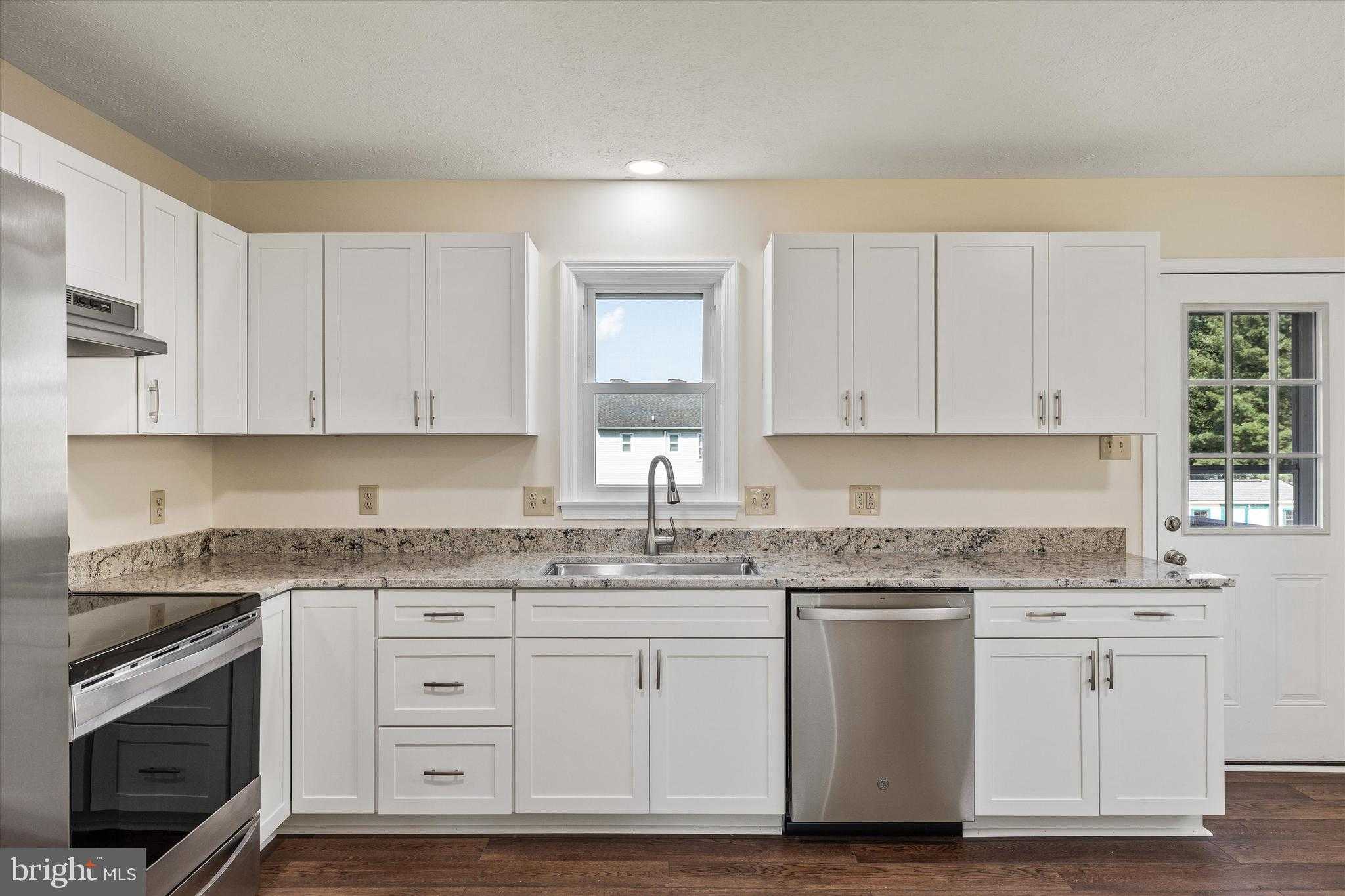 136 Nightingale Ave photo 17