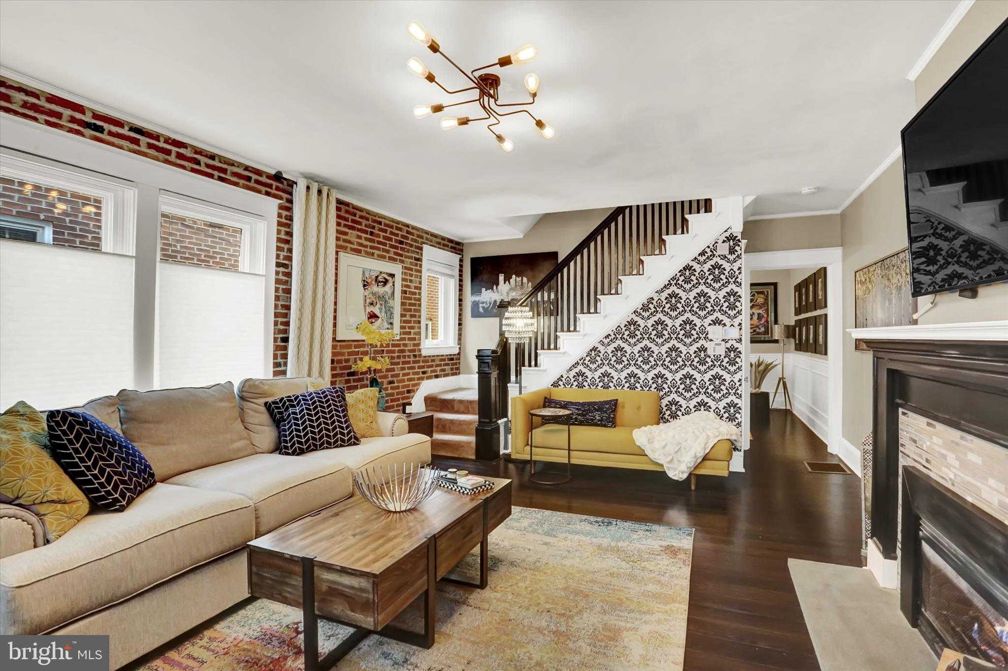 1028 W Clay St photo 7