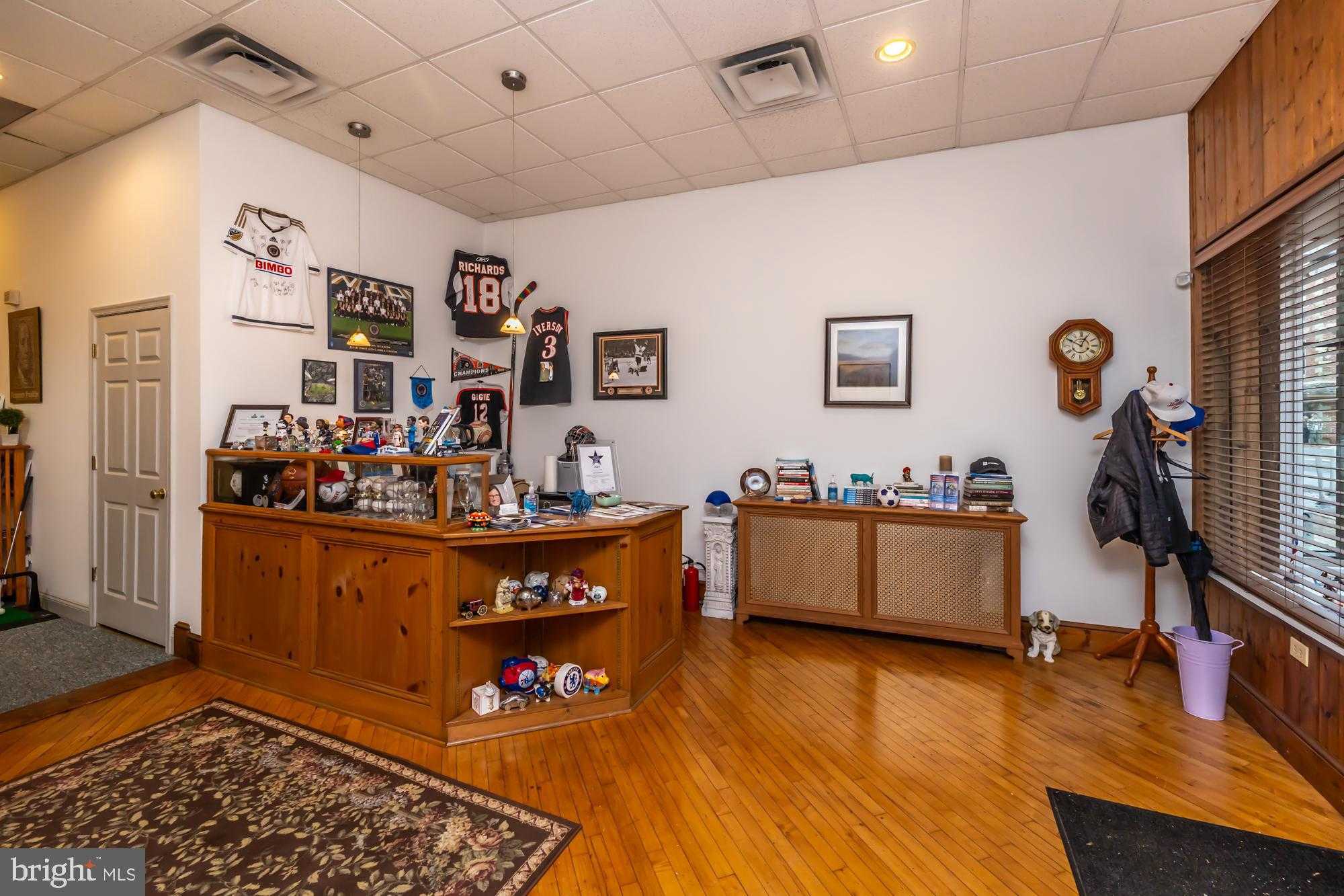 107 W State St photo 12