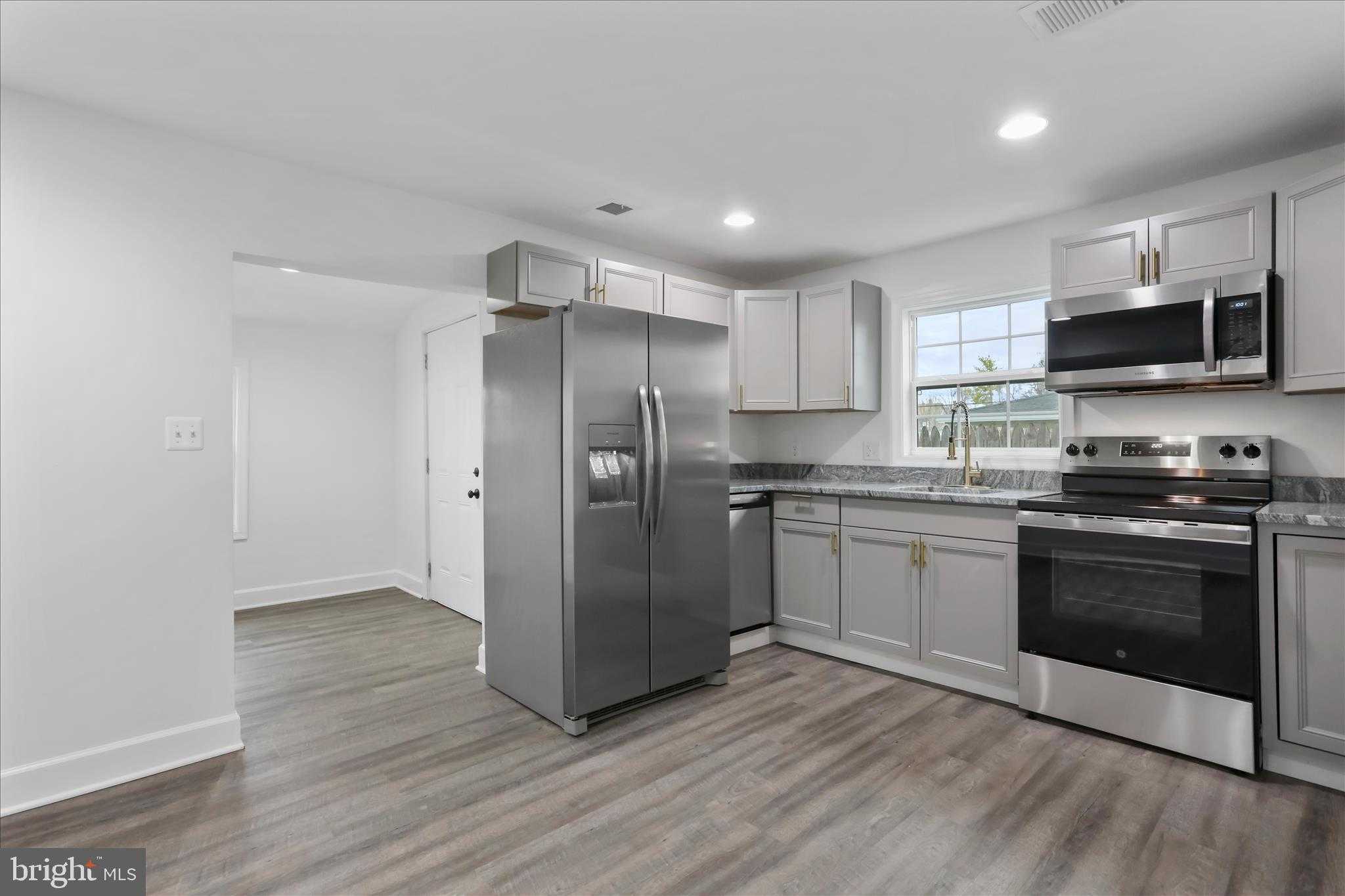 674 Winchester Ave photo 17