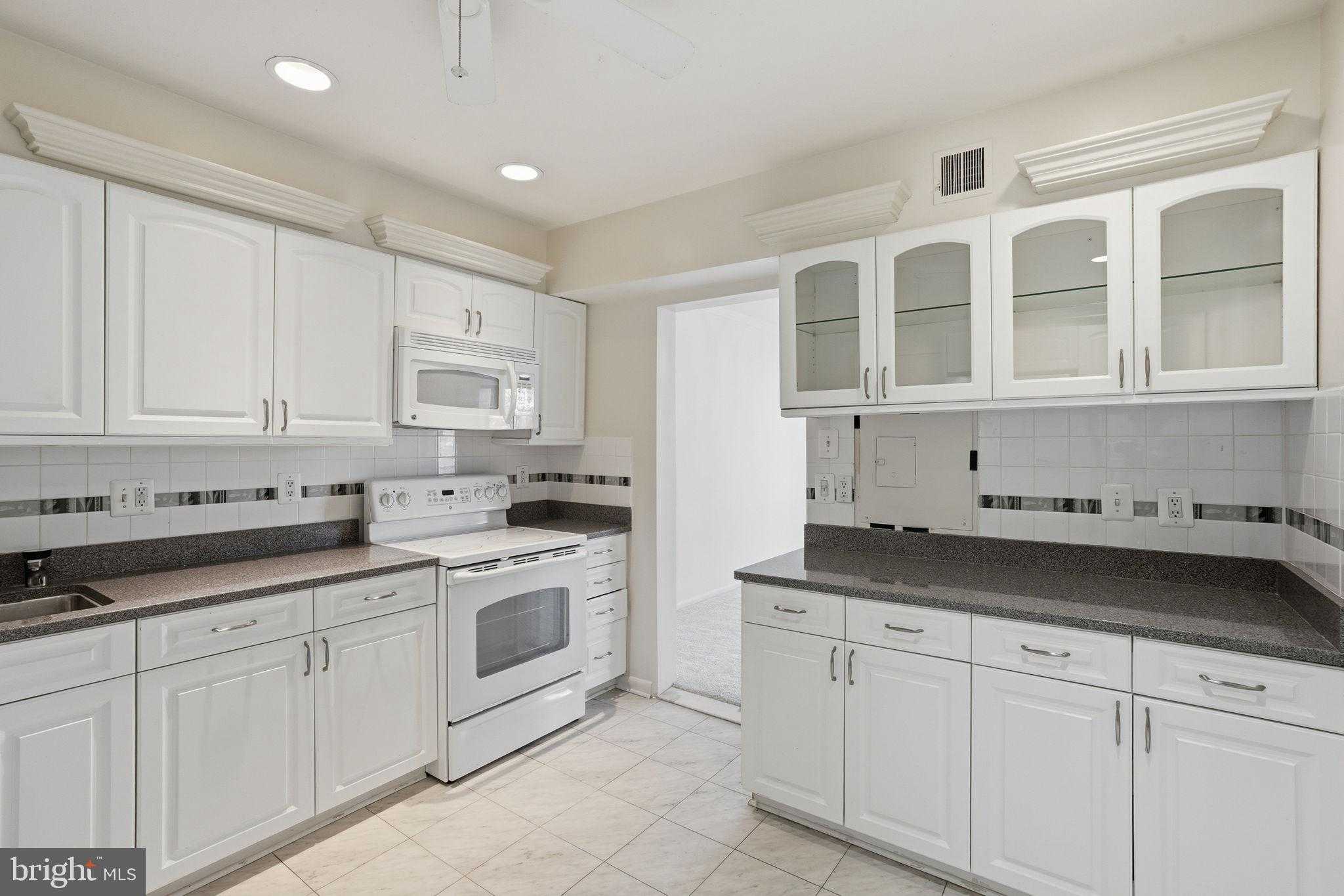 7 Slade Ave Apt 717 photo 20