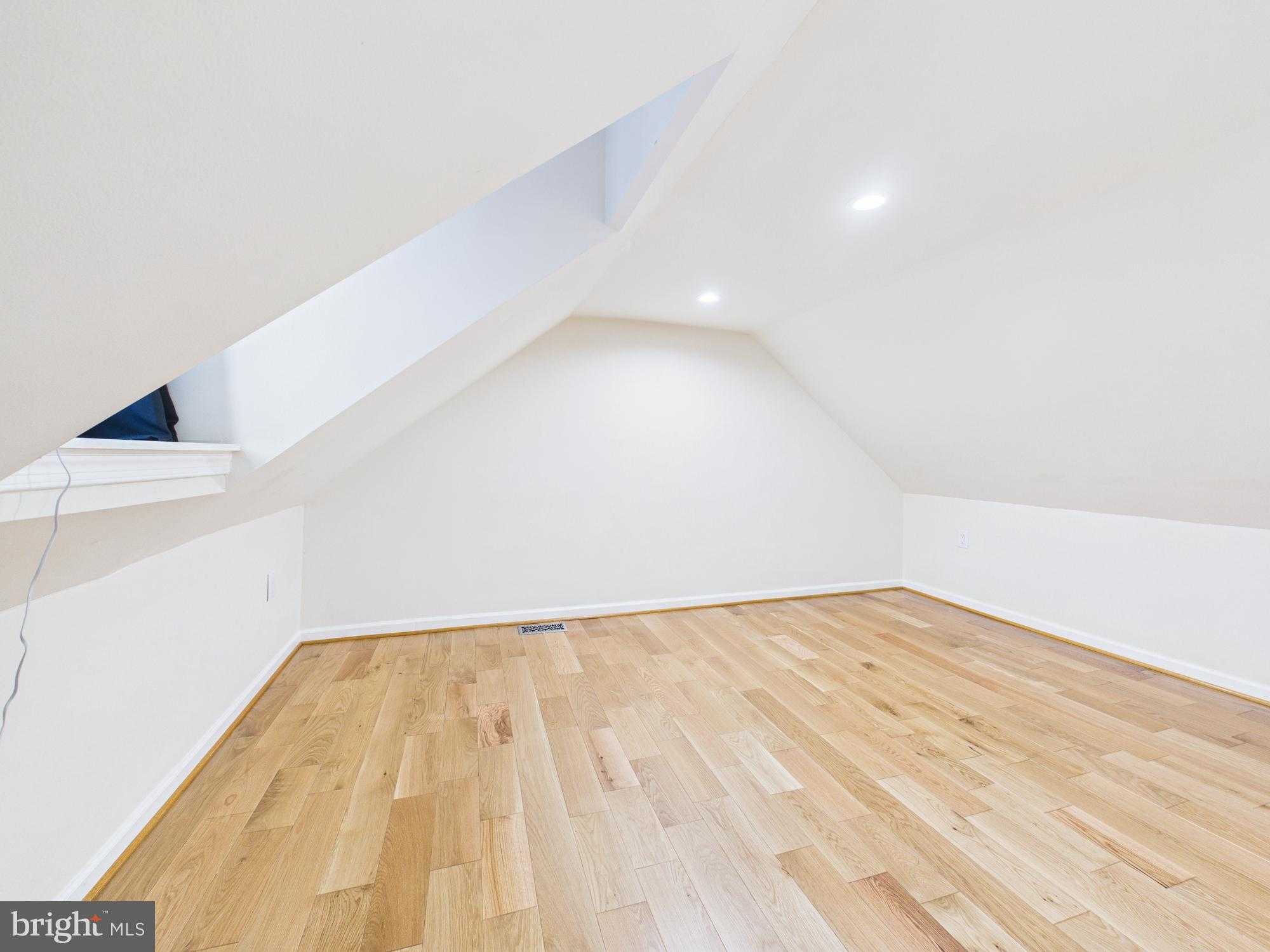 745 S Darien St photo 26