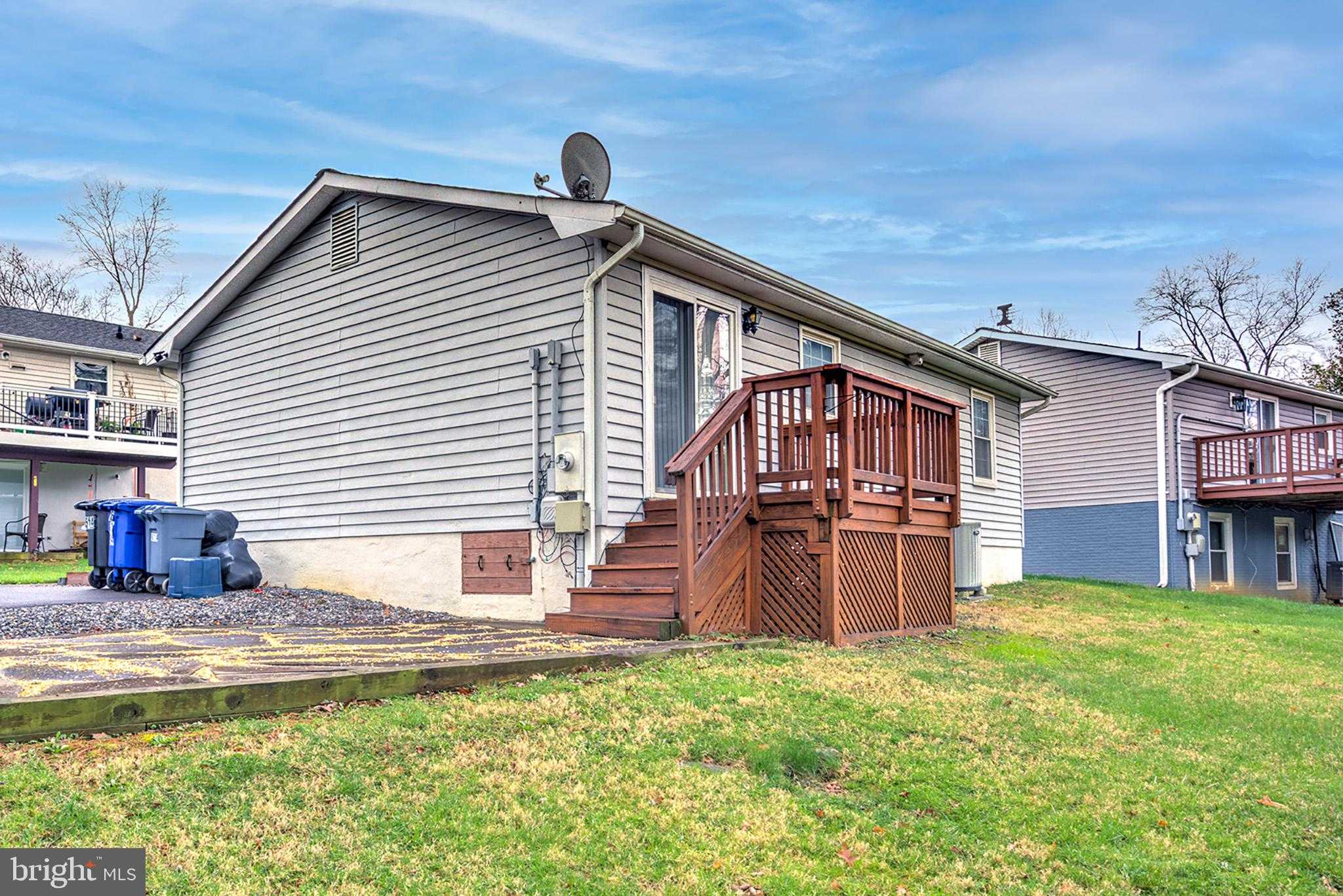 614 York Ln SE photo 5