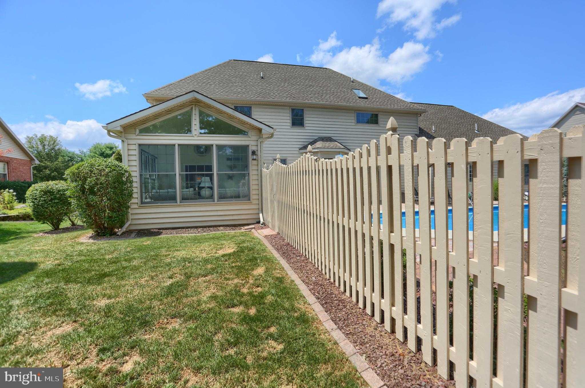 15 Derbyshire Dr photo 5