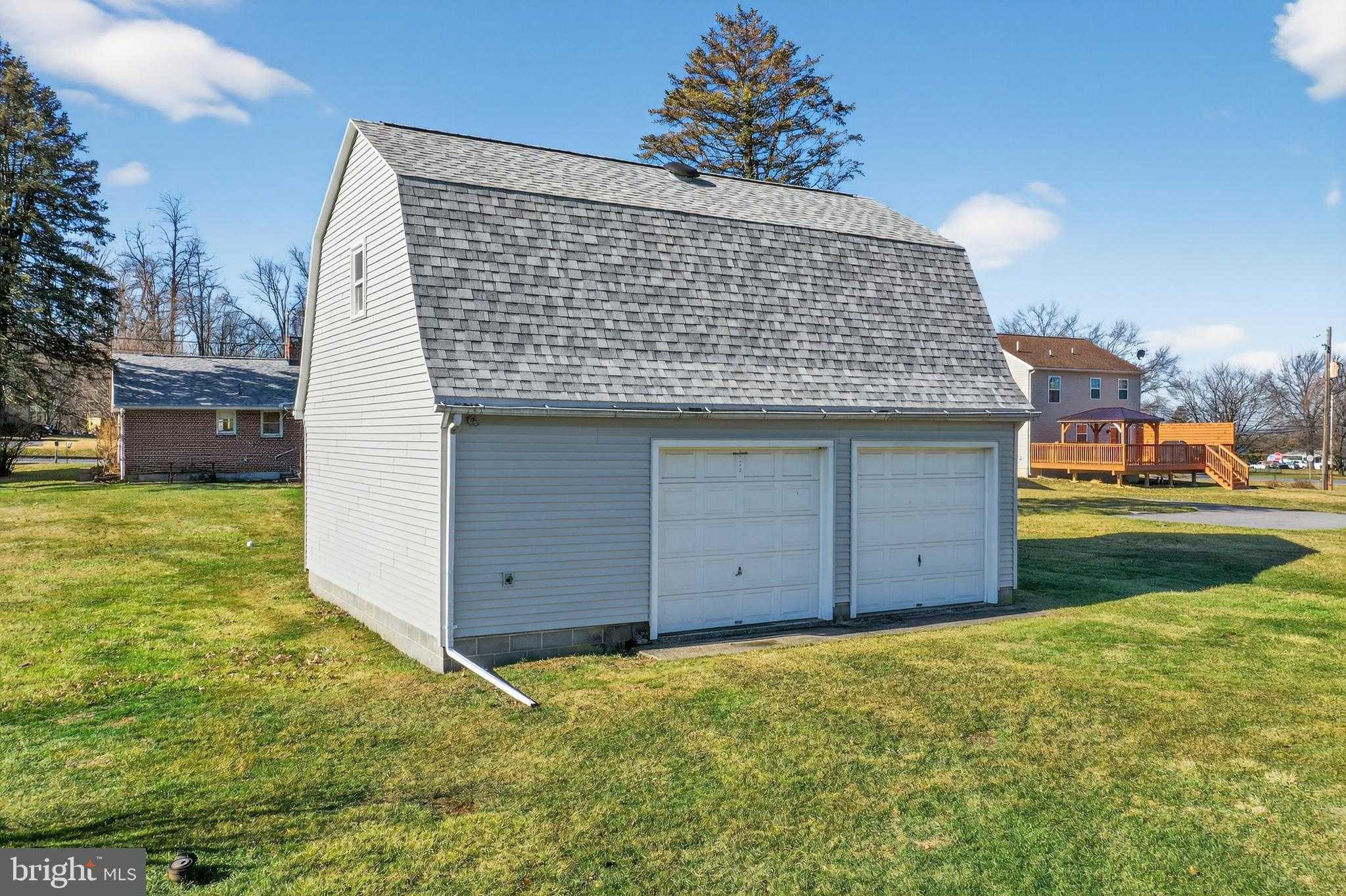 321 Lindbergh Ave photo 2