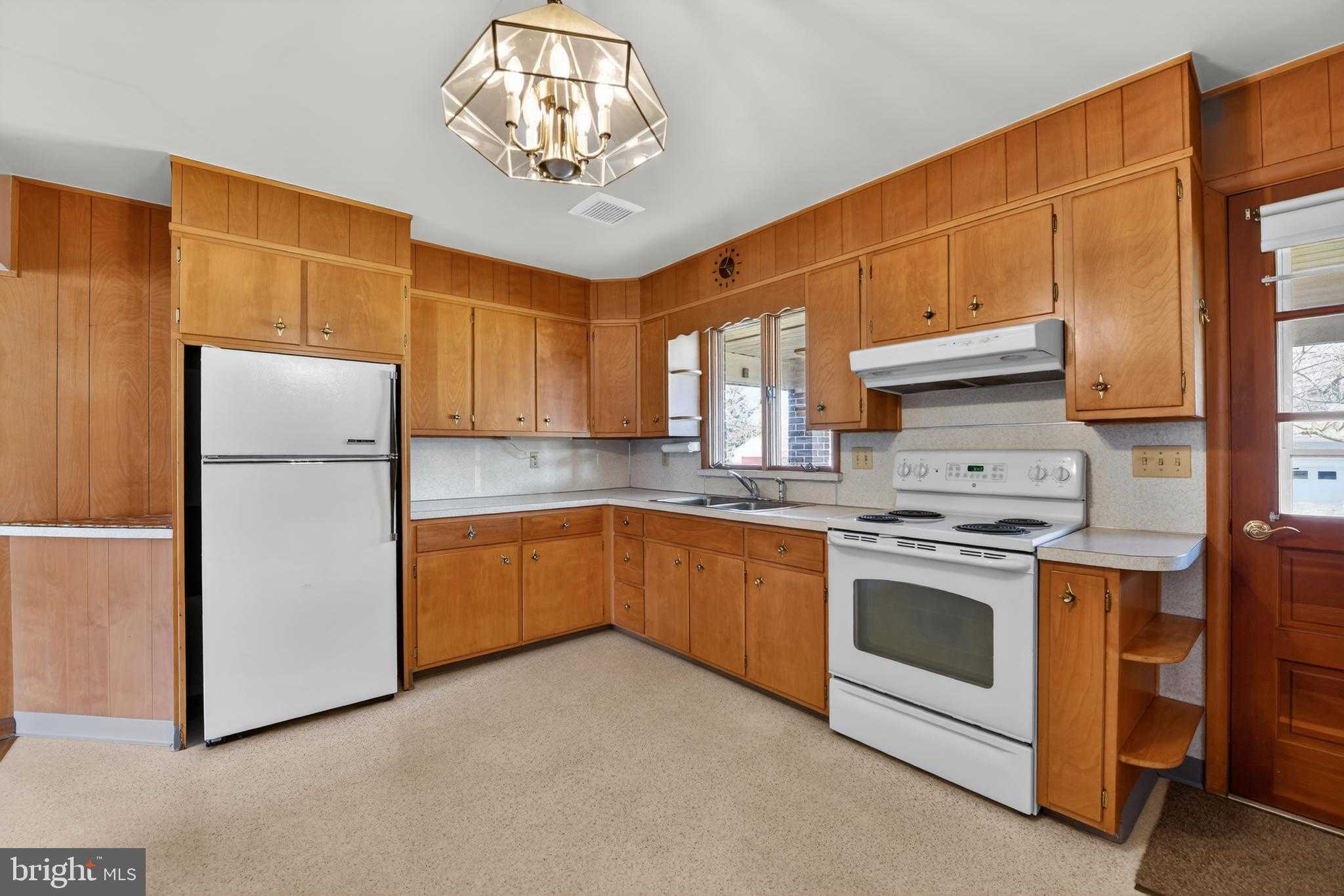 321 Lindbergh Ave photo 7