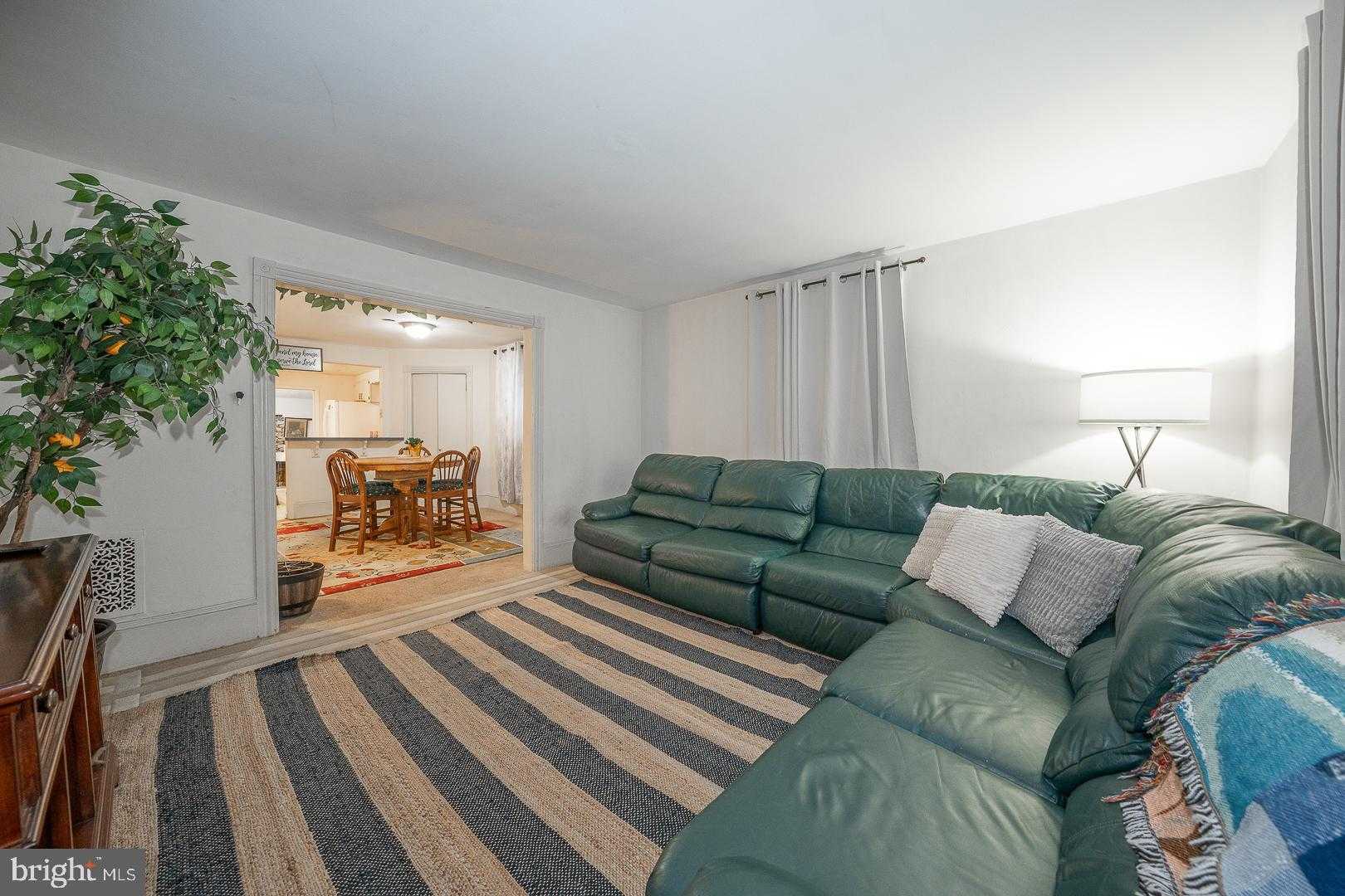 40 Grove Ave photo 5