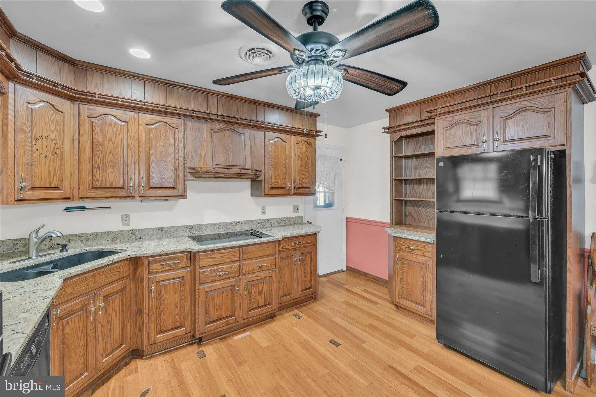 123 W Line St photo 11