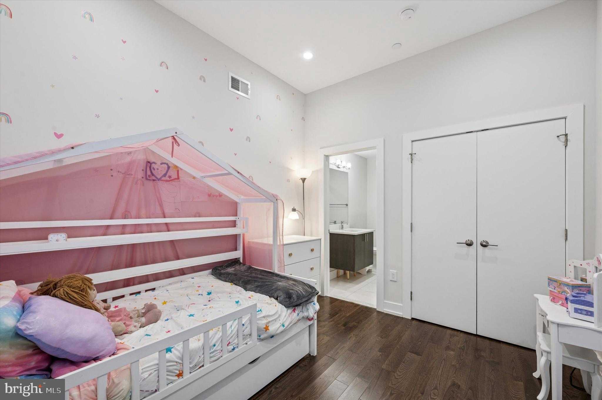 2537 Graduate Sq photo 13