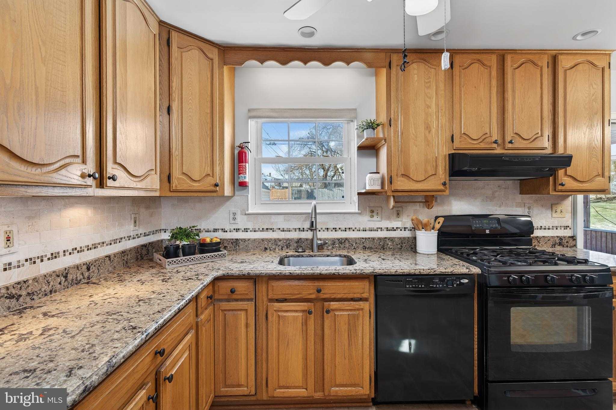 116 Crest CT photo 9