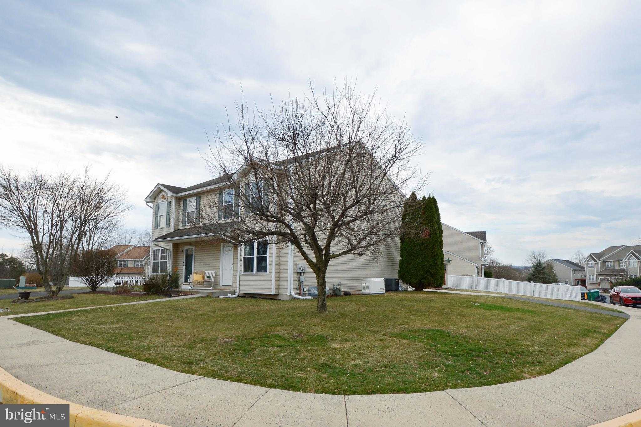 603 Honeysuckle Way photo 2