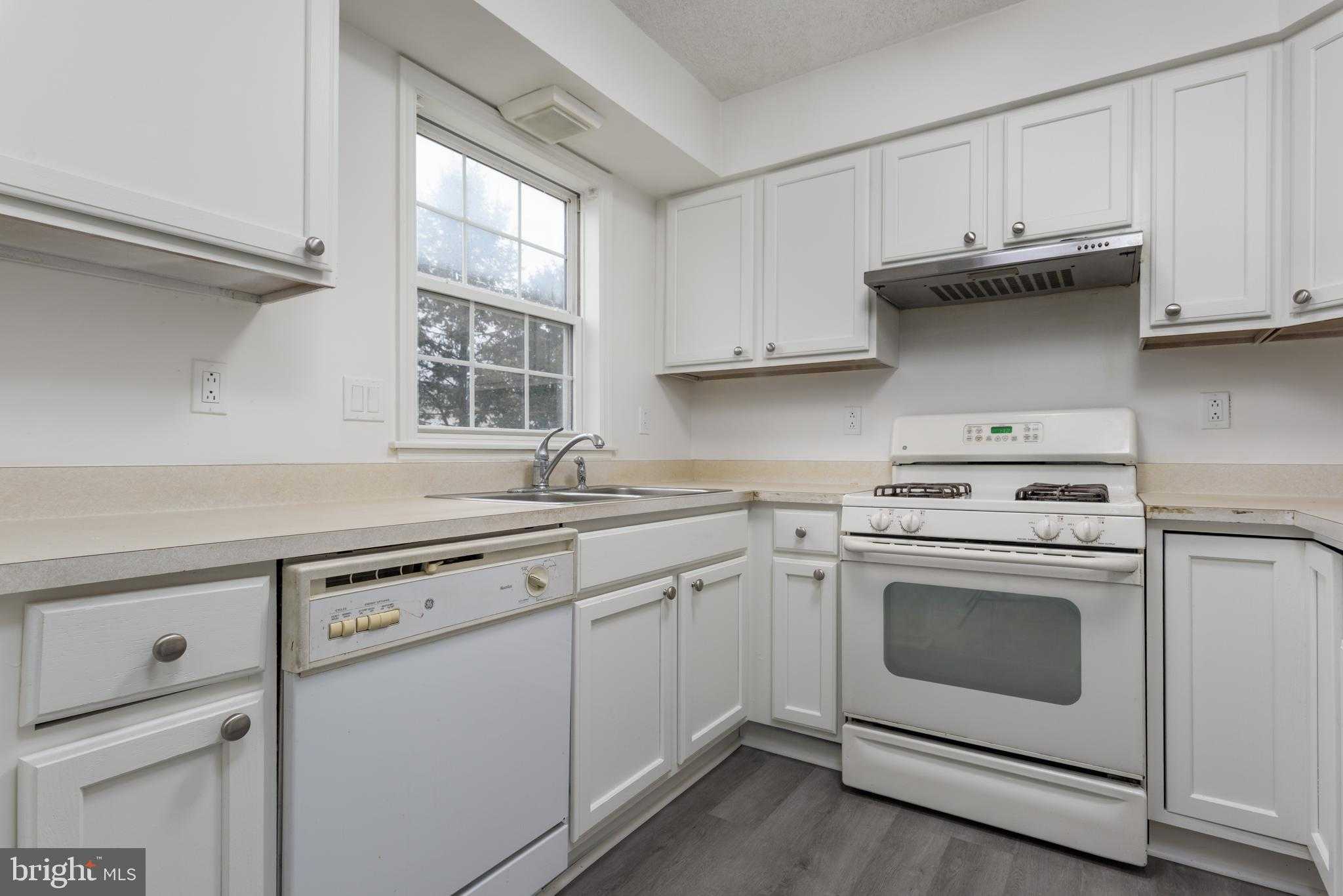 40 Johns Dr photo 16