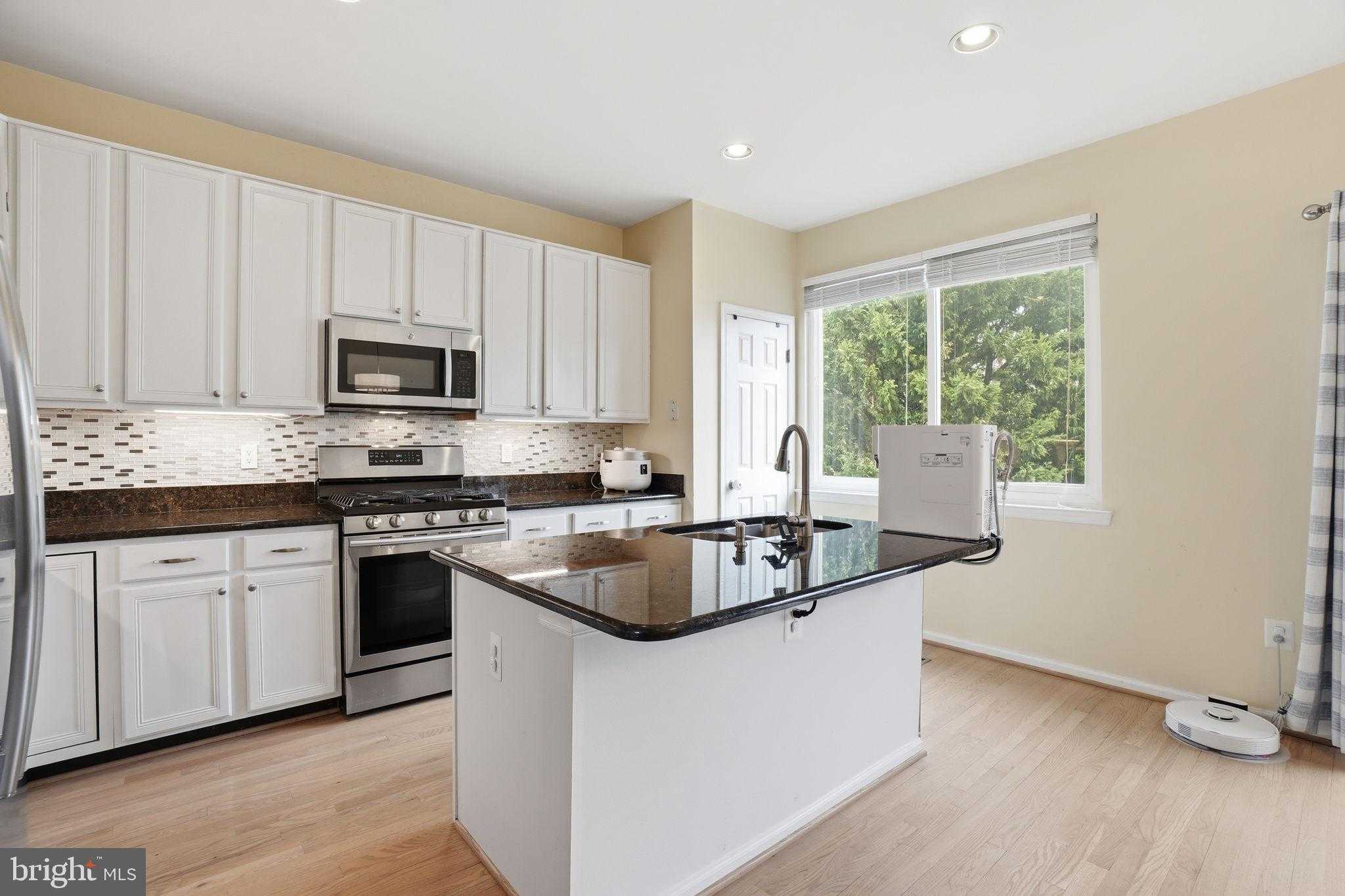 6601 Lavinus Ln photo 8