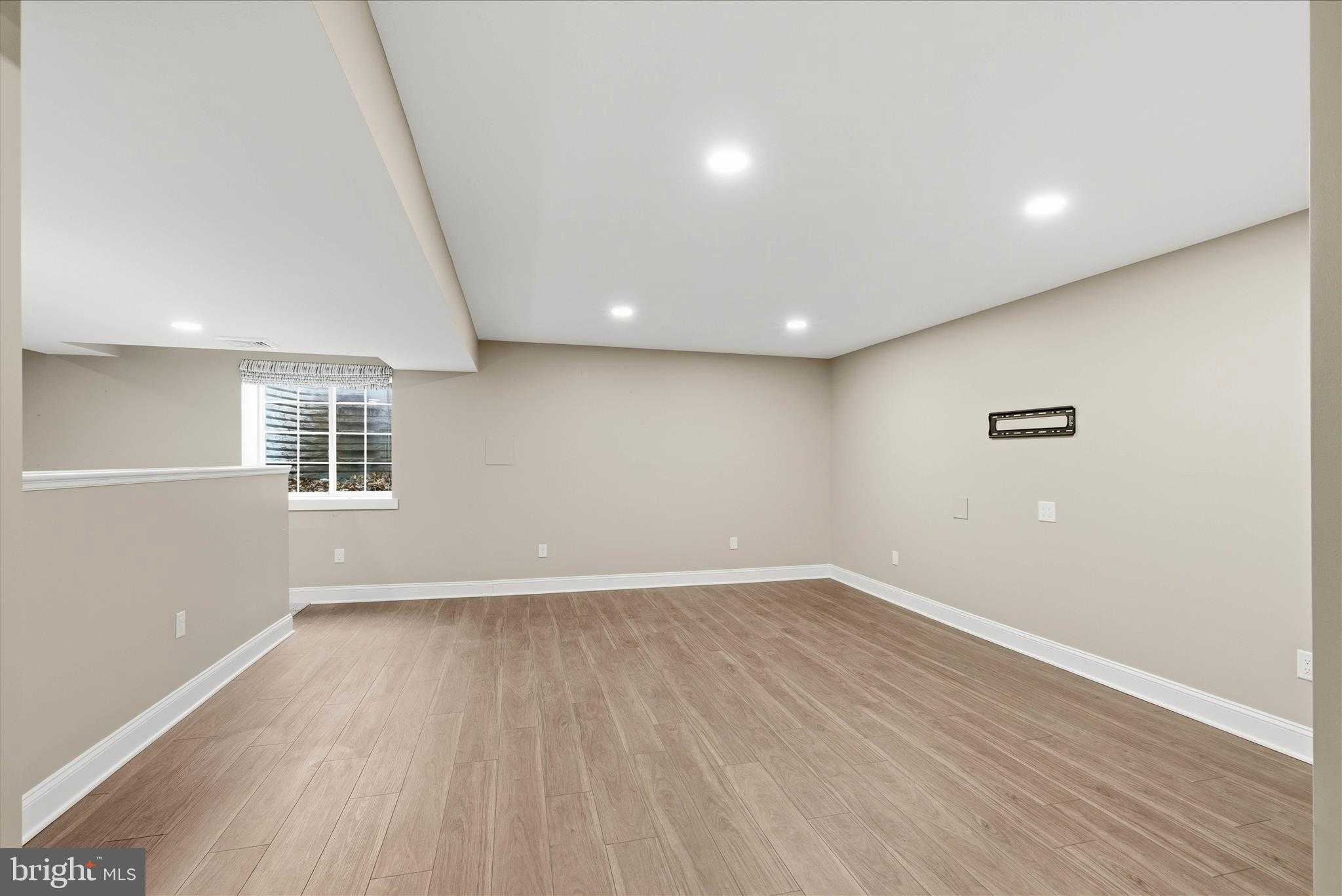 664 Richmond Dr photo 33